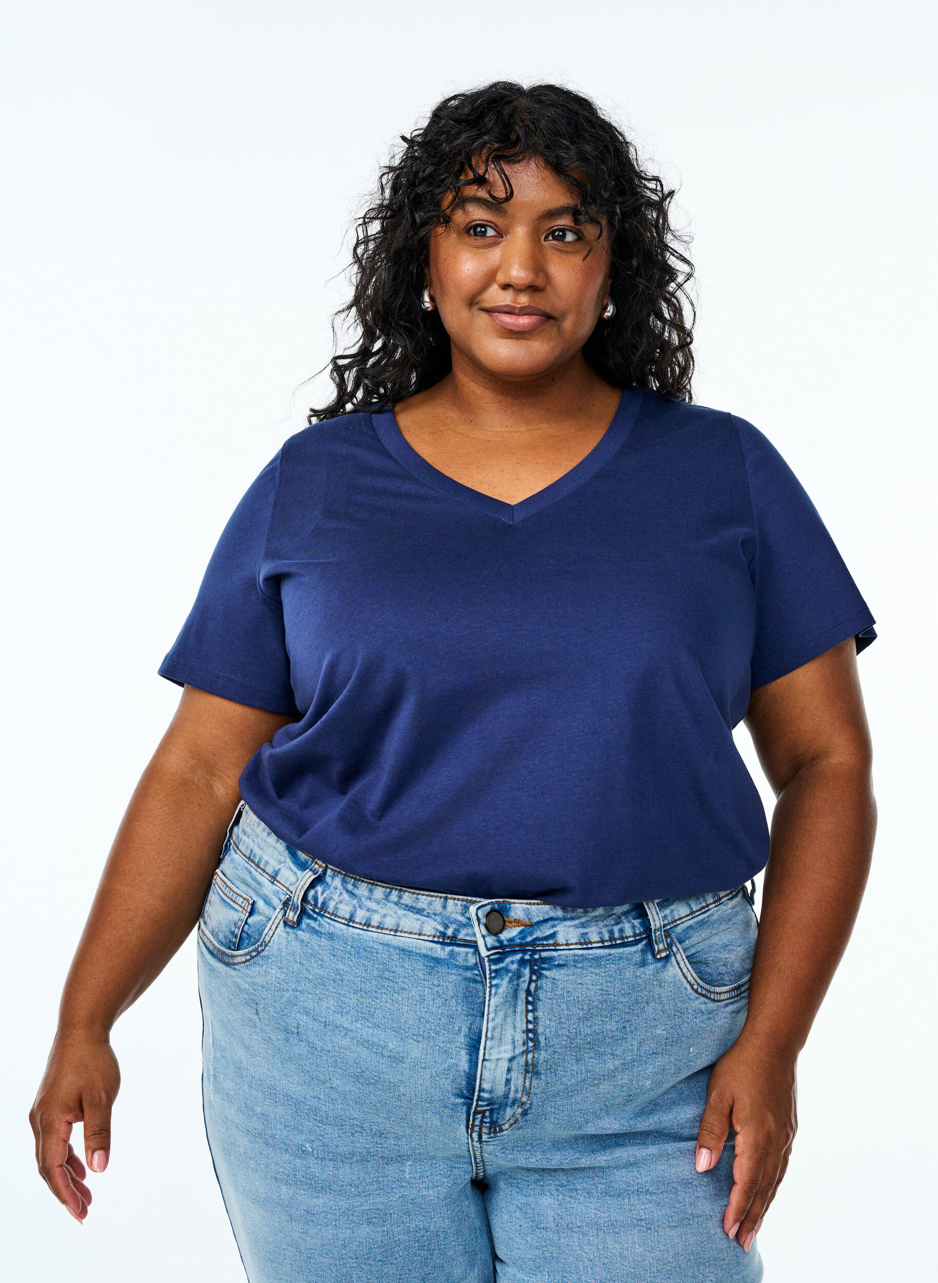 Zizzi T-shirt en coton simple avec encolure en V, Bleu, Model image number 0