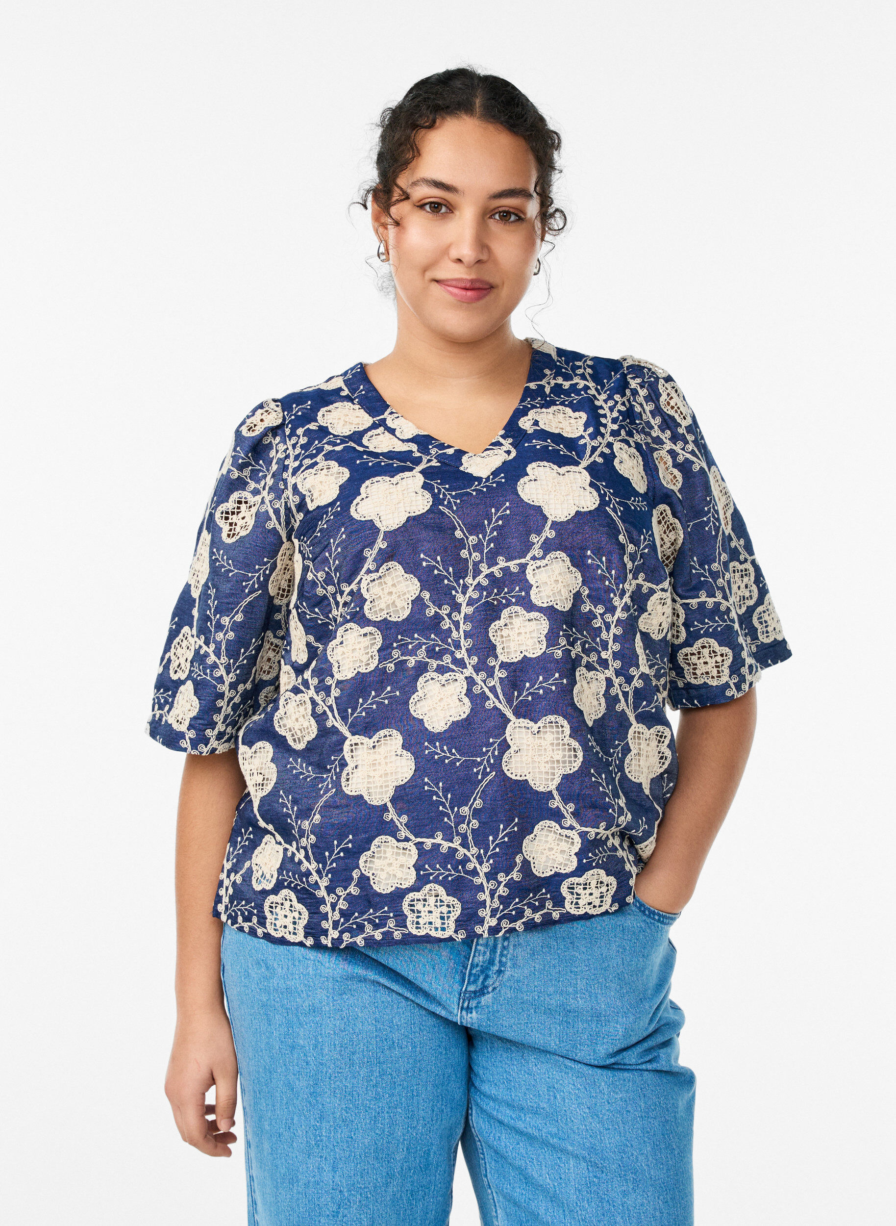 Blouse avec col en V et motif brod&eacute;, Bleu, Model