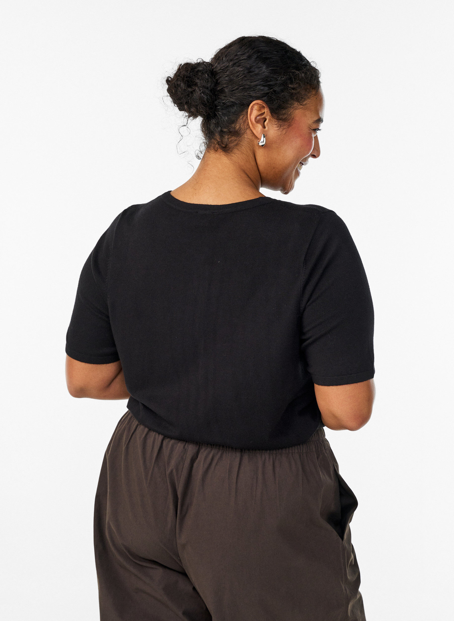 Zizzi Cardigan en maille &agrave; manches courtes en viscose, Noir, Model image number 2