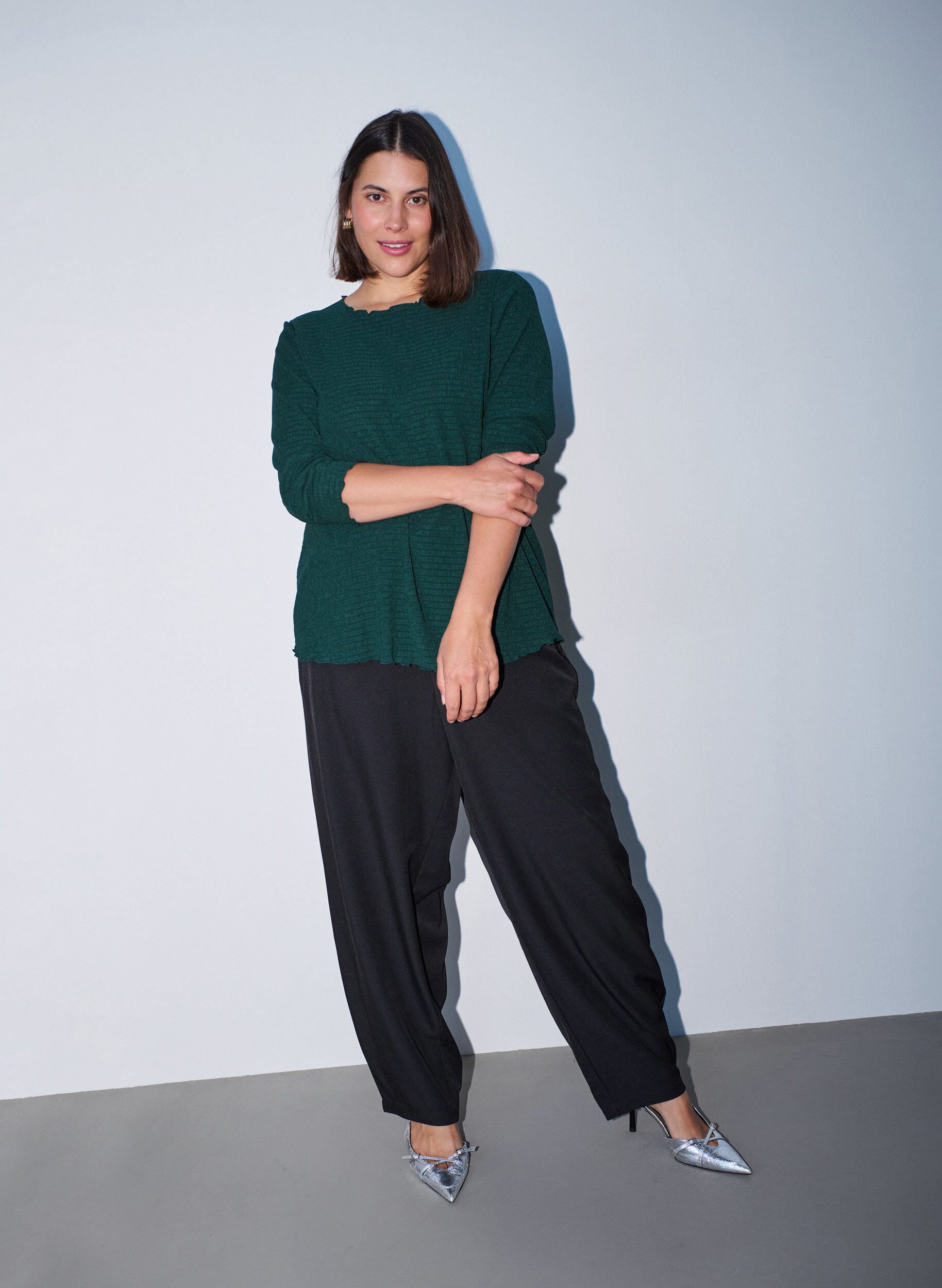 ZizziBlouse textur&eacute;e avec bords ondul&eacute;s, Vert fonc&eacute;, Model image number 1