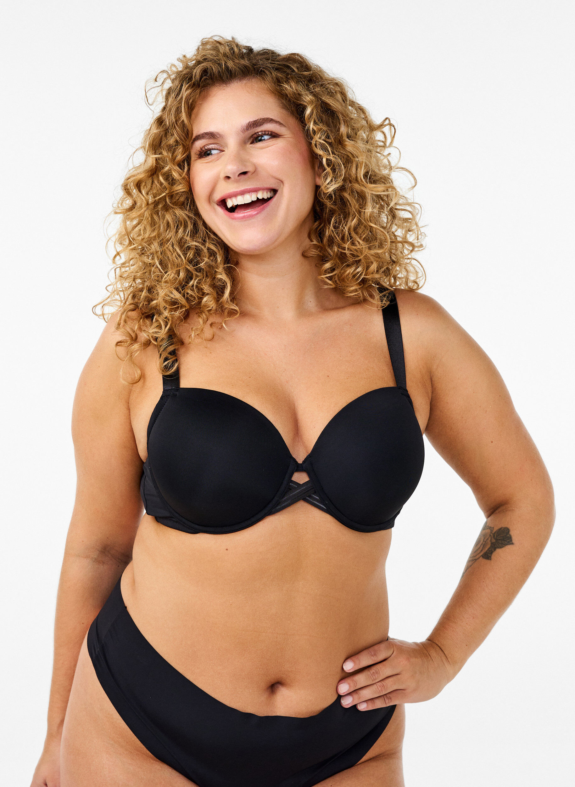 Soutien-gorge moul&eacute; avec d&eacute;tail en forme de croix, Noir, Model