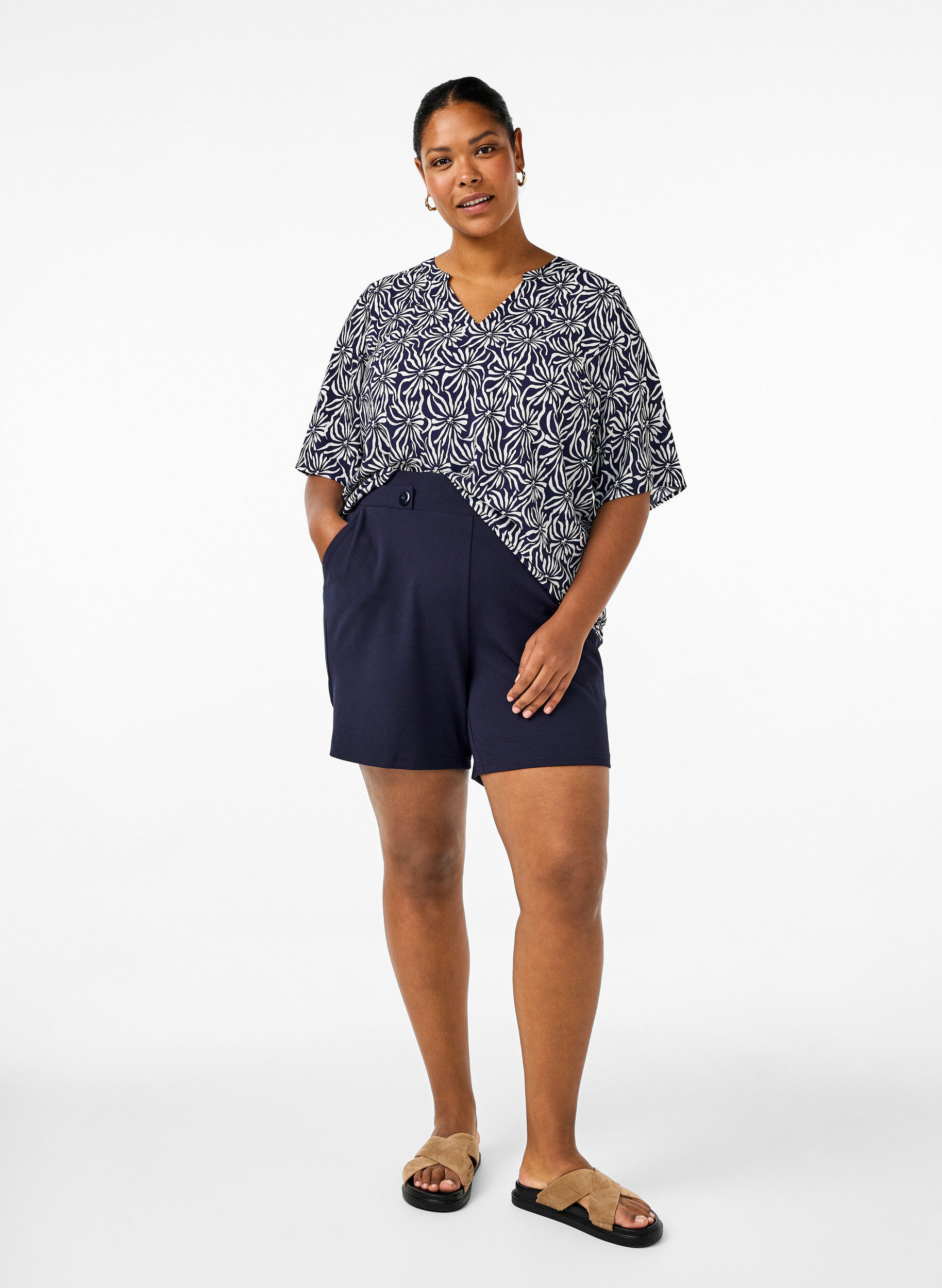 Zizzi Blouse met V-hals en bloemenprint, White Blue Flower, Model image number 2