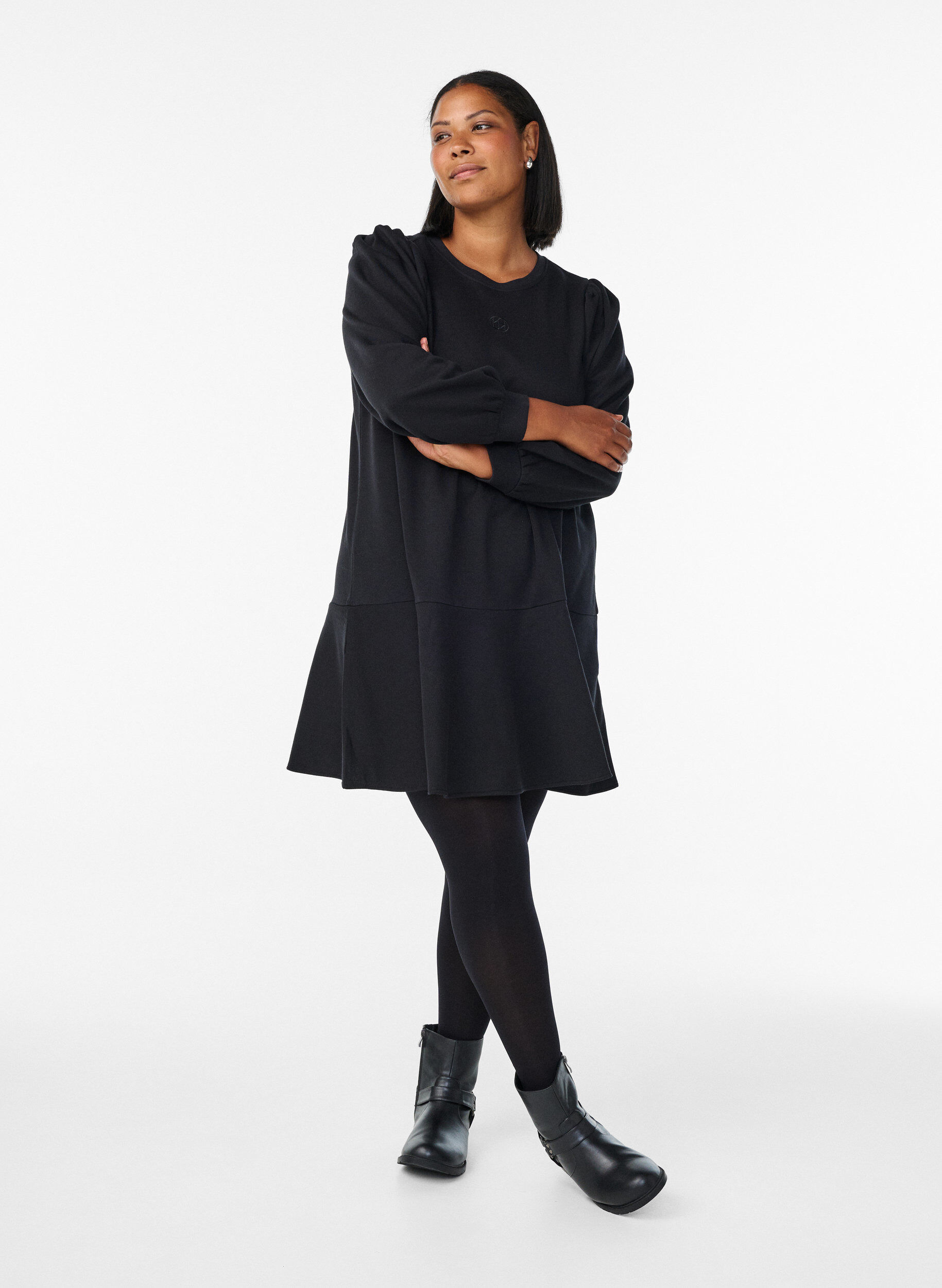 Zizzi Robe sweat courte avec volants, Noir, Model image number 1
