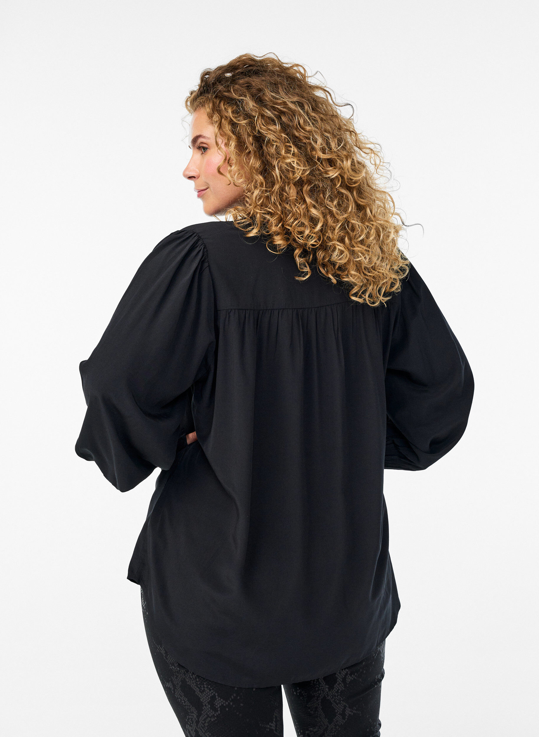 ZizziBlouse avec col &agrave; volants et fronces, Noir, Model image number 2