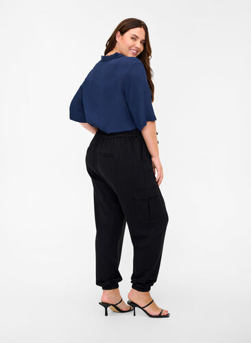 Pantalon cargo avec grandes poches, Black, Model image number 1