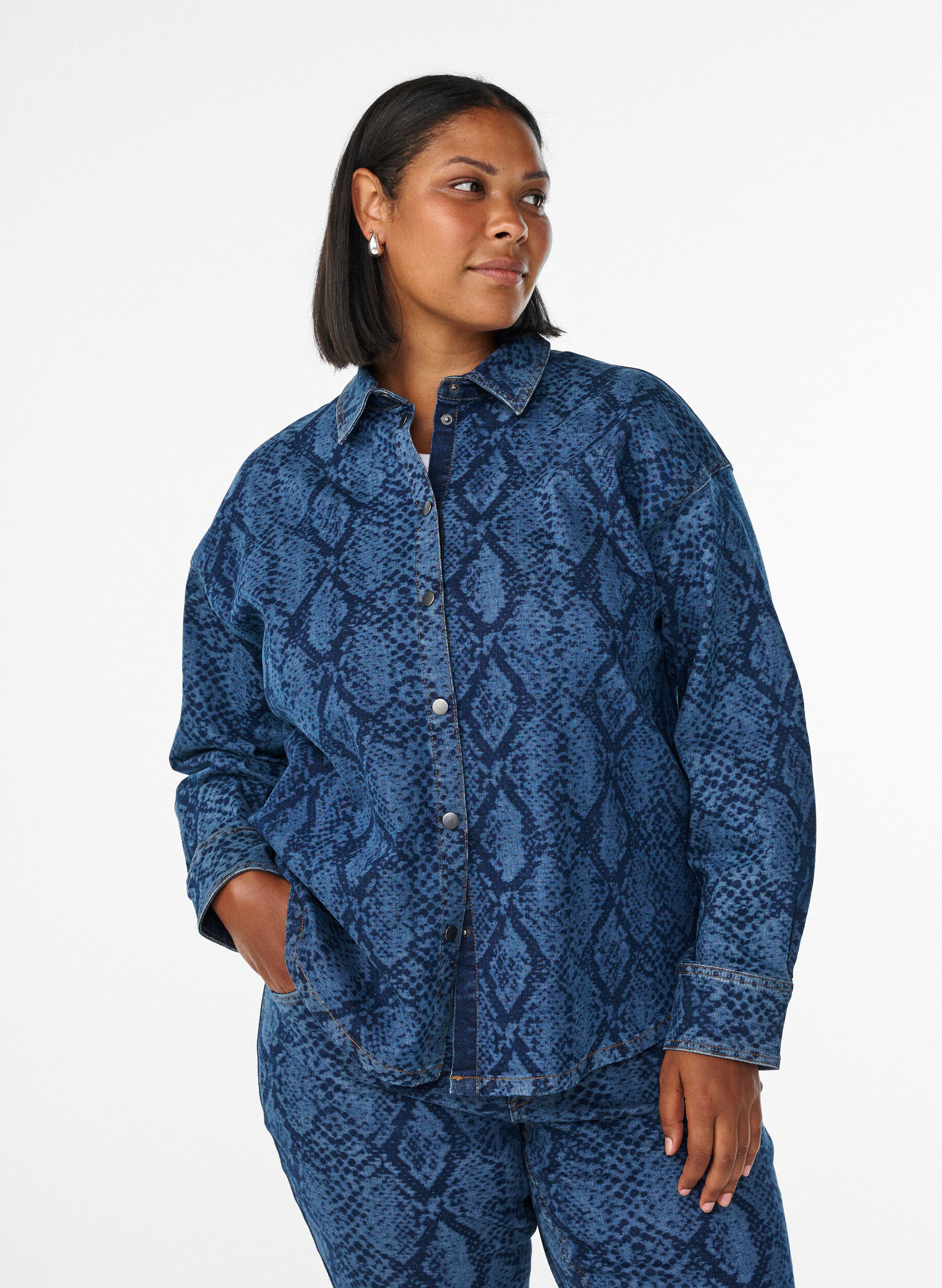 Losse denimblouse met slangenprint, Blauw, Model