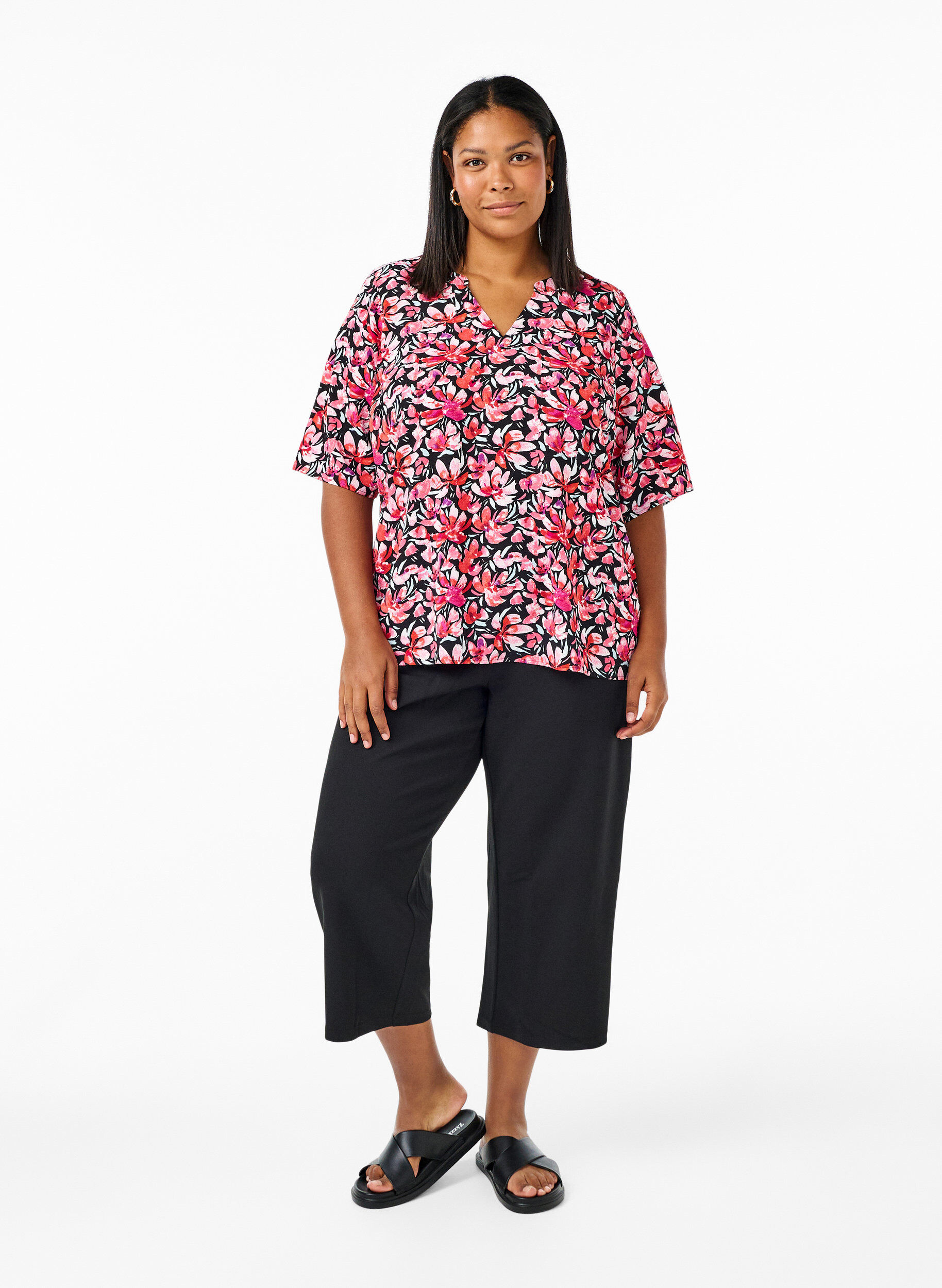 Zizzi Blouse met V-hals en bloemenprint, Black Flower AOP, Model image number 2