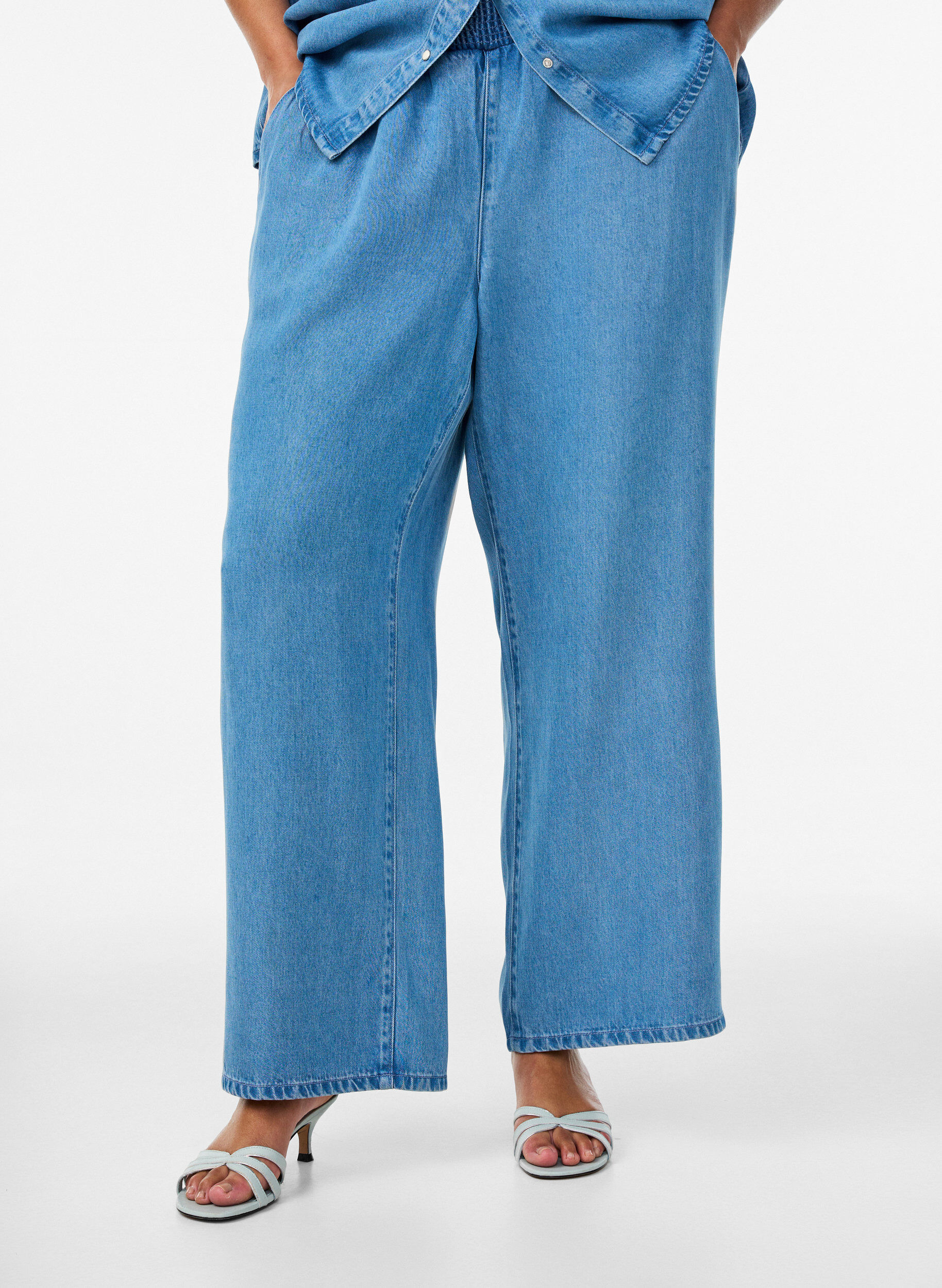 Zizzi Pantalon large en lyocell aspect denim, Bleu Clair, Model image number 2