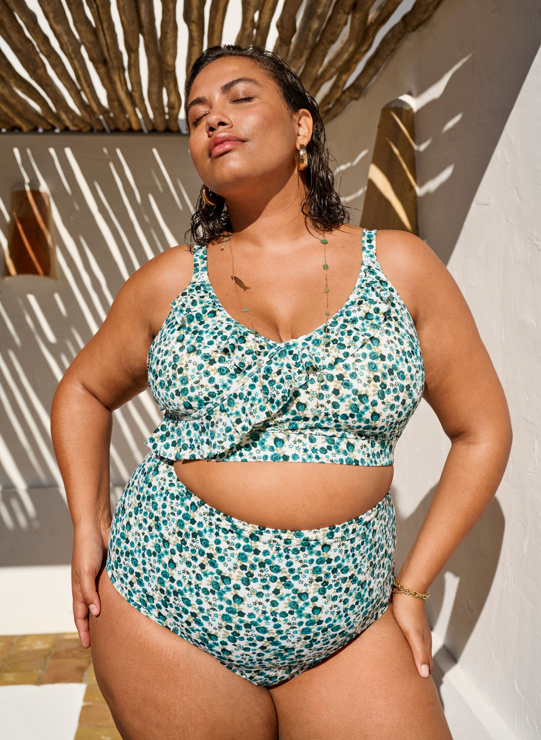 Zizzi Haut de bikini &agrave; fleurs et &agrave; d&eacute;tails de jabot, Vert, Image image number 0