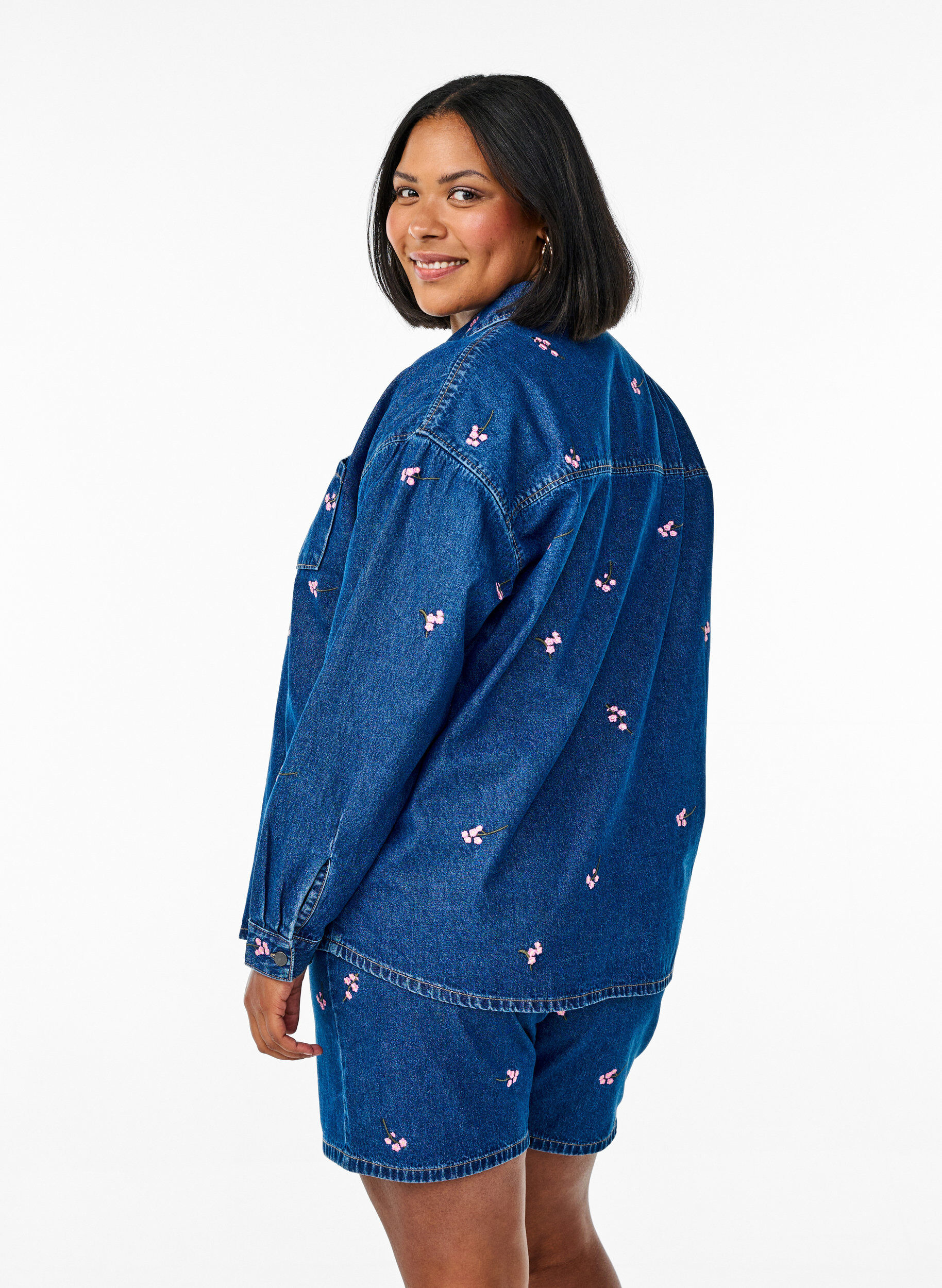 ZizziShorts en jean avec des fleurs brod&eacute;es, Bleu intense, Model image number 2