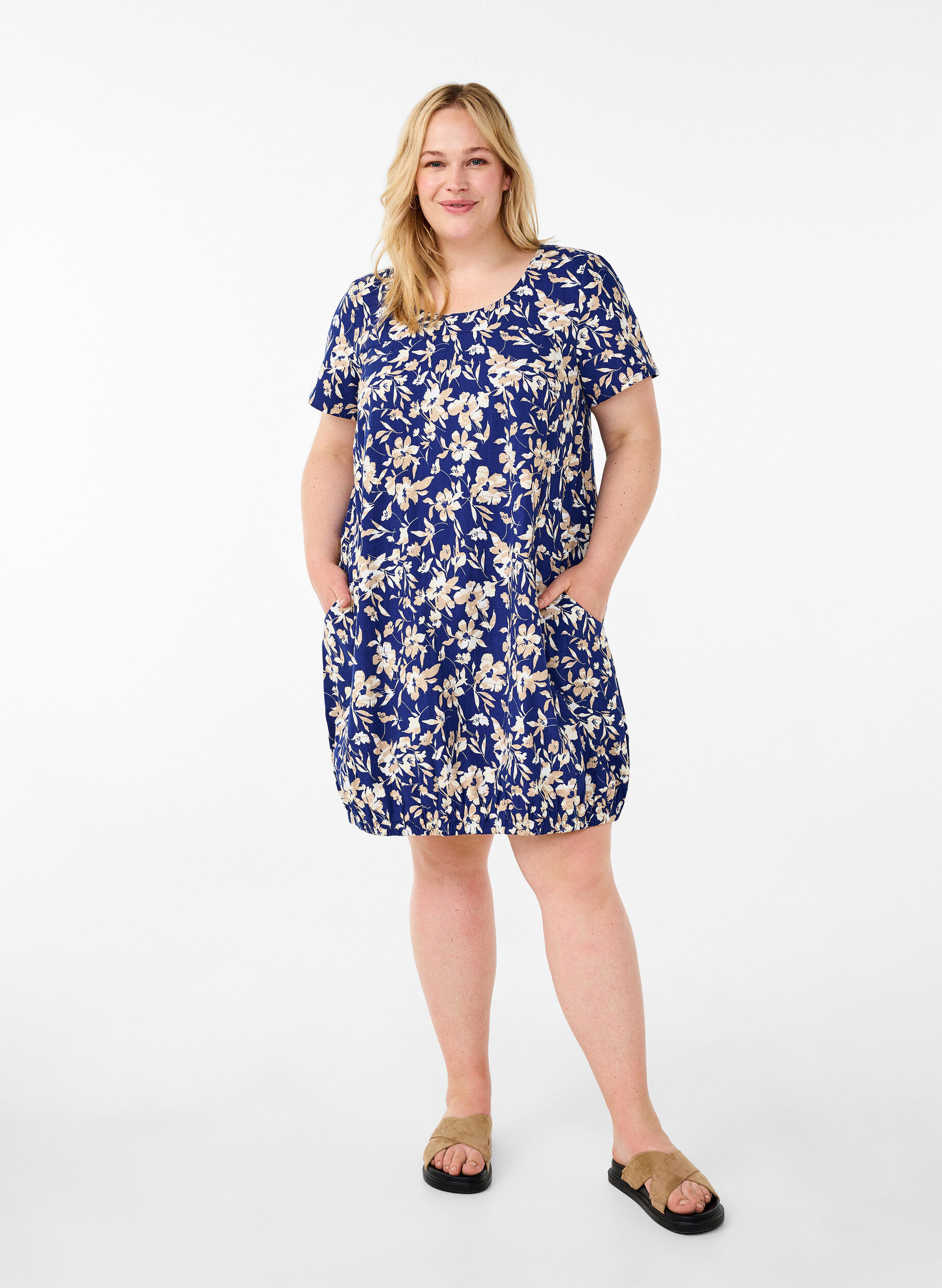 Zizzi Robe en coton &agrave; manches courtes avec imprim&eacute; floral, Bleu, Model image number 1