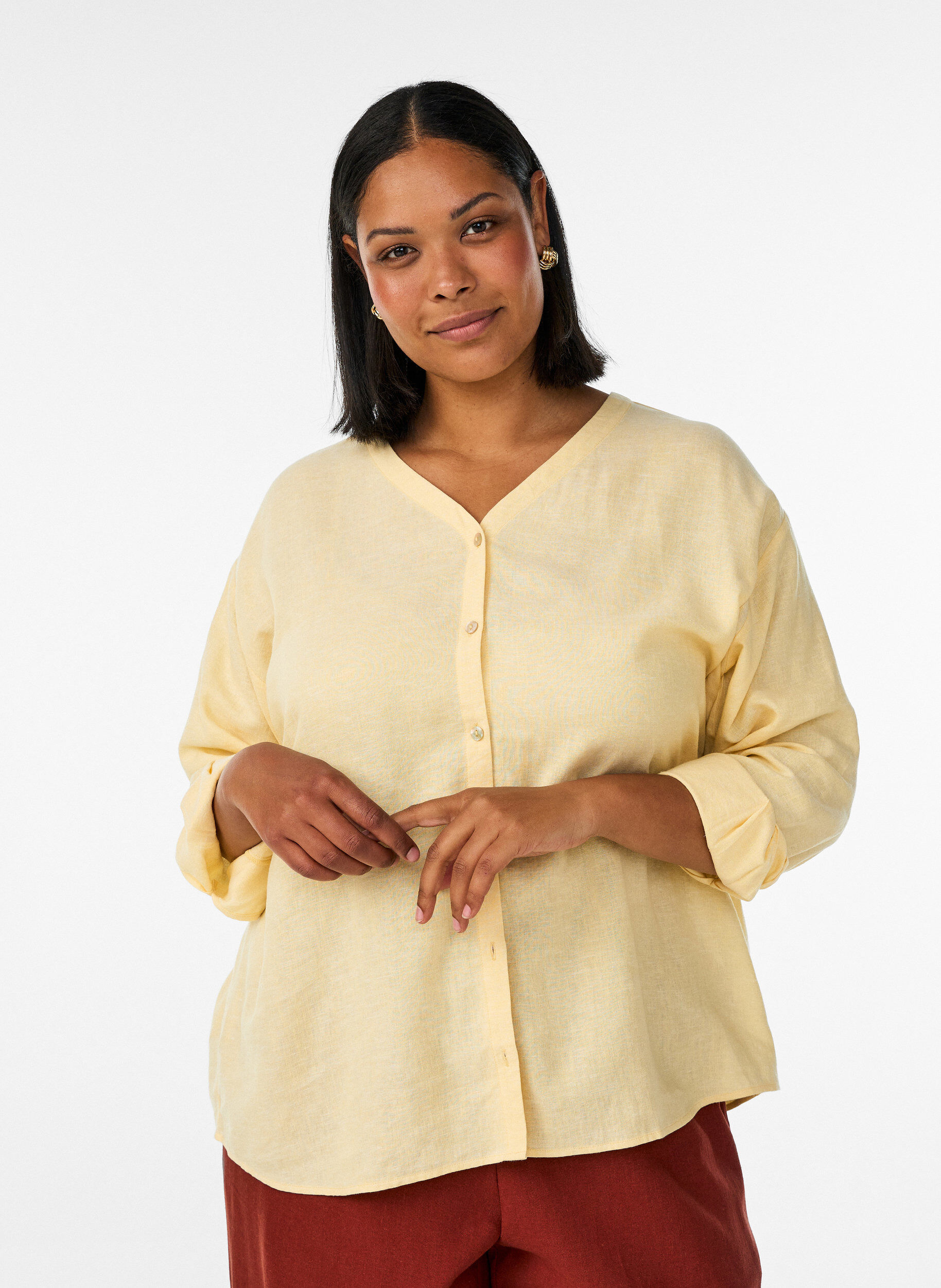Blouse en lin et viscose avec col en V, Jaune clair, Model
