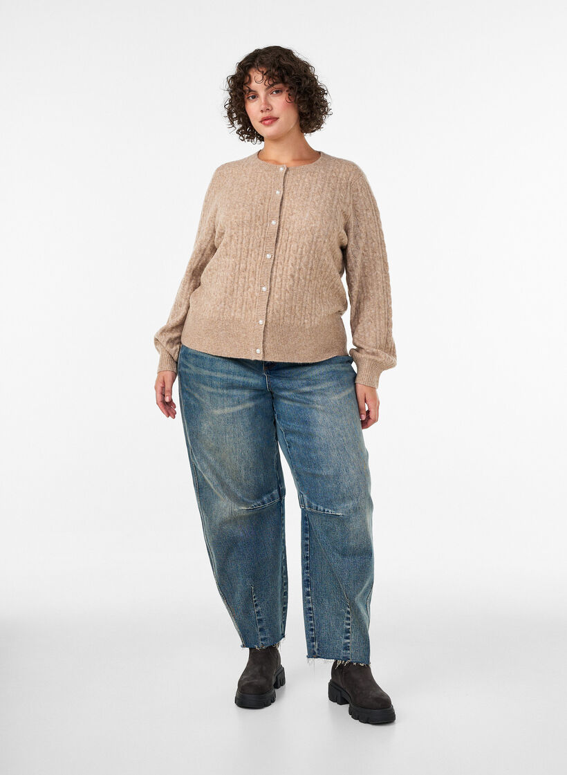 Kabelgebreid vest met parelknopen, Beige, Model image number 1
