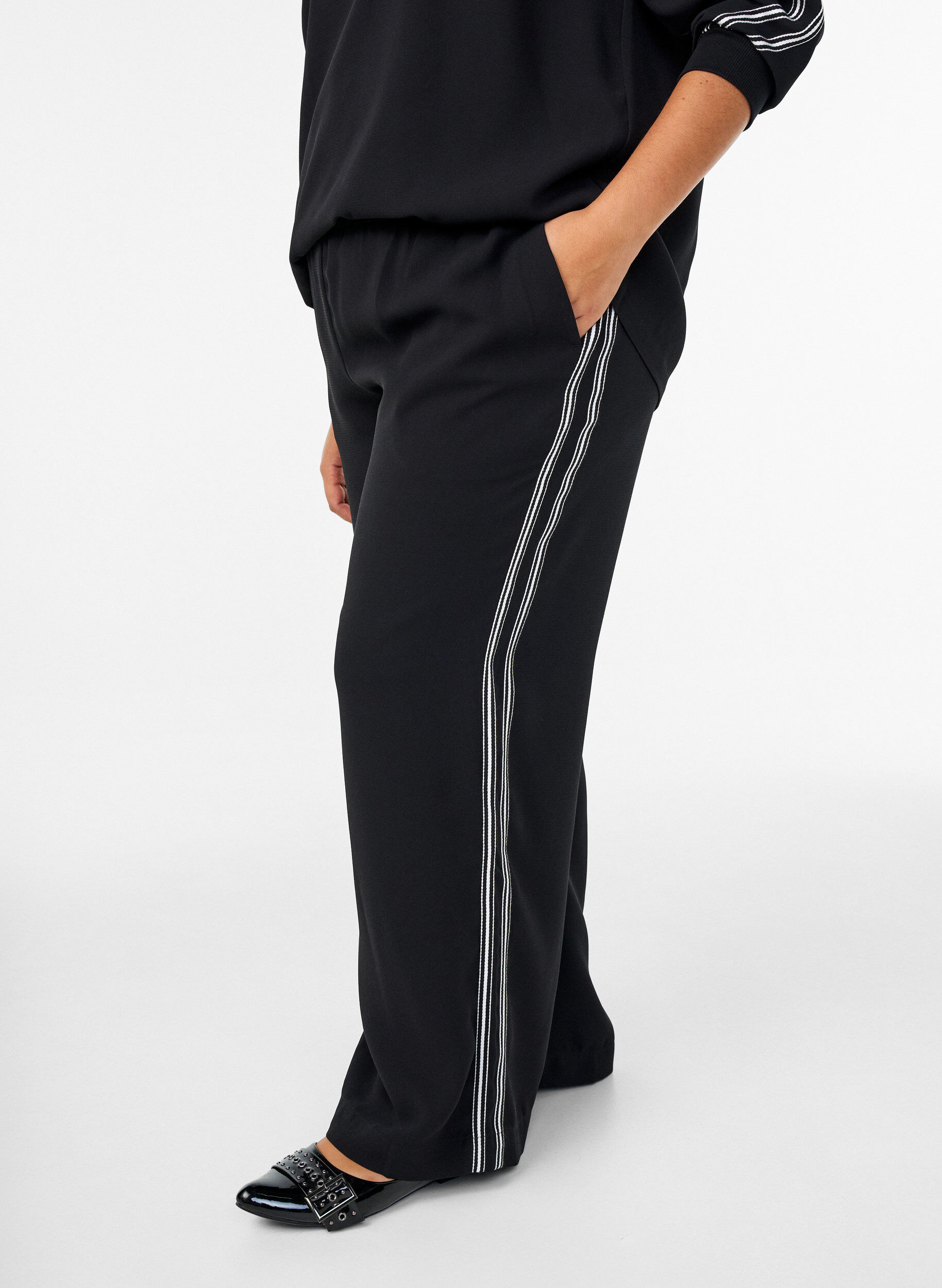 ZizziStraight-fit broek met strookdetails, Zwart, Model image number 2