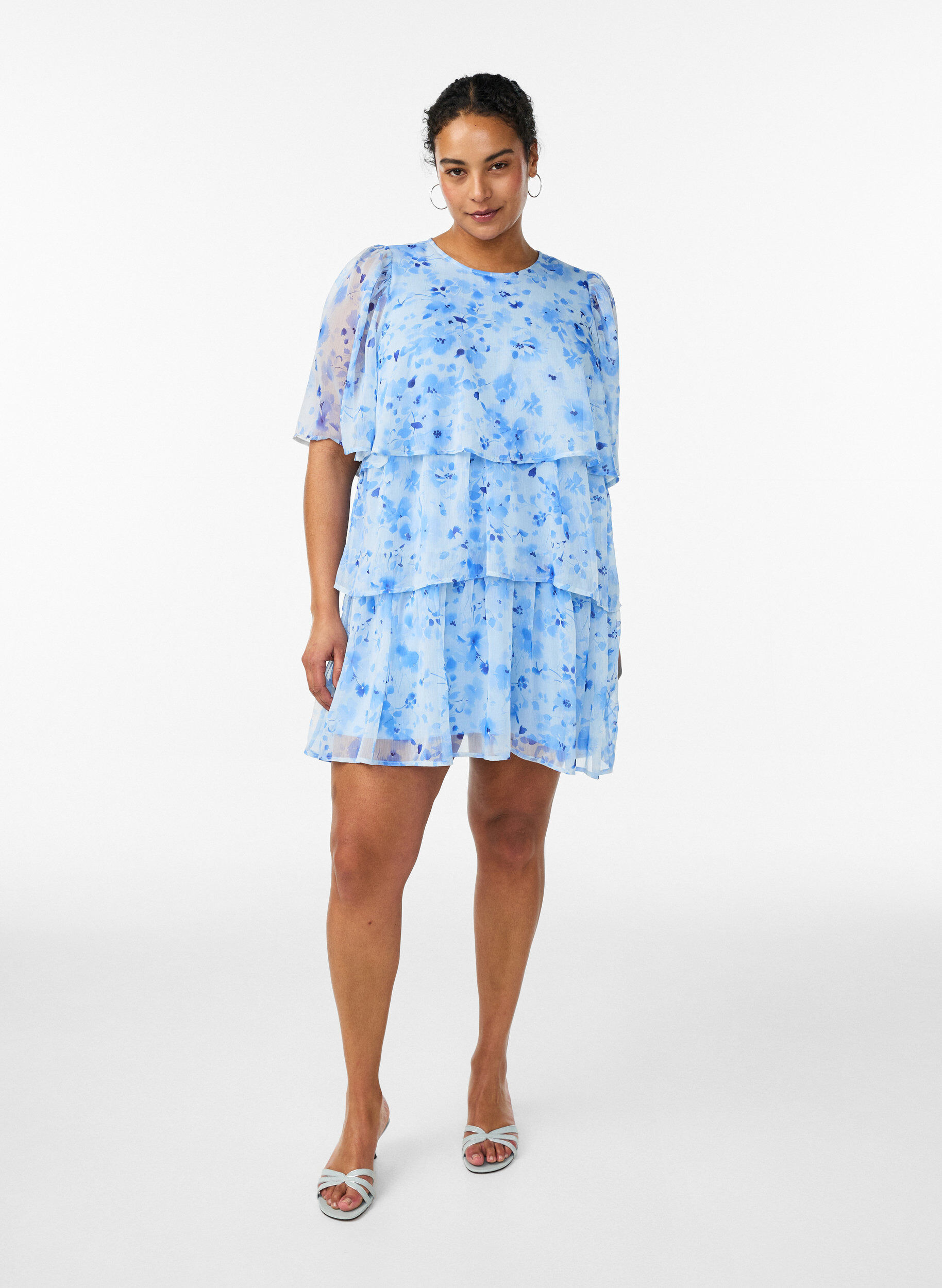 Zizzi Robe courte effet mousseline &agrave; imprim&eacute; floral et volants &eacute;tag&eacute;s, Bleu, Model image number 1