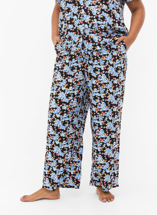 Losse viscose pyjama broek in all-over print, Black Blue Flower, Model image number 2