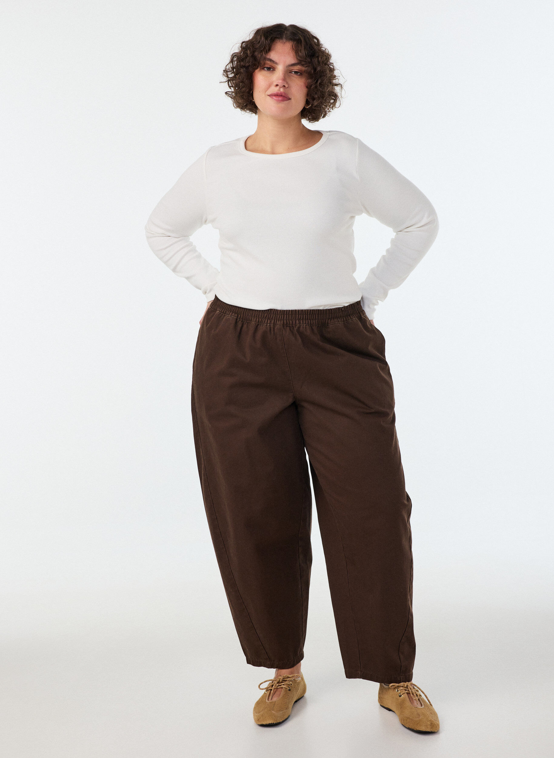 Jean barrel avec taille haute et ceinture &eacute;lastique, Marron, Model