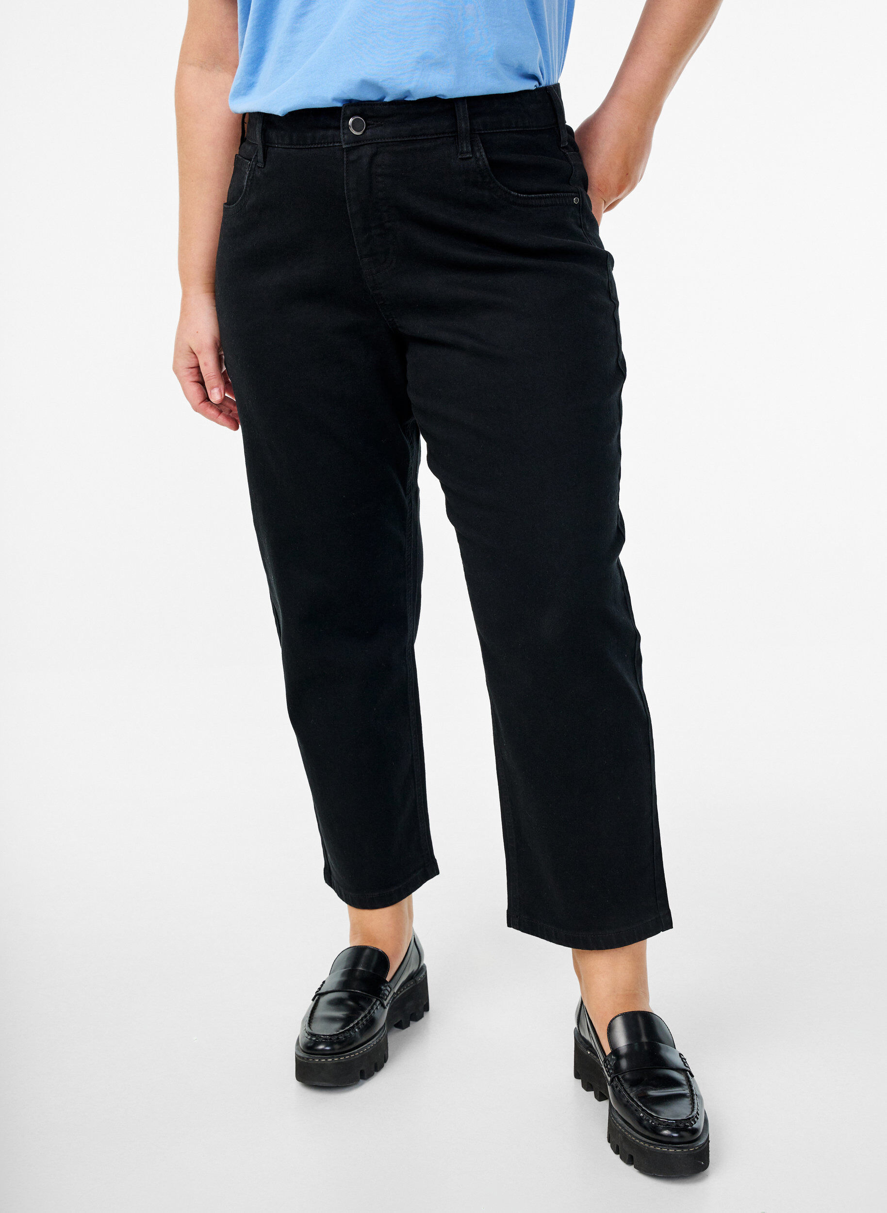ZizziVera jeans cropped &agrave; coupe droite, Noir, Model image number 2