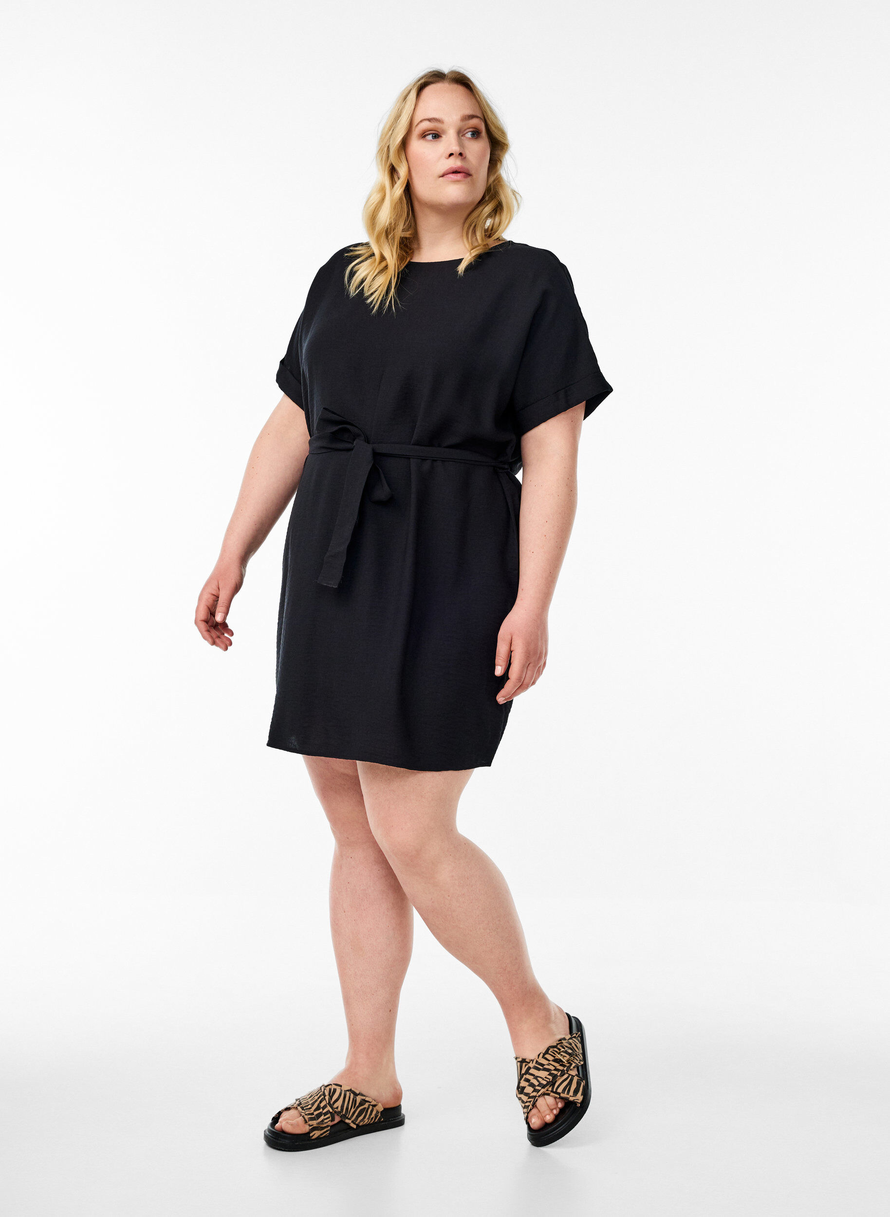 ZizziKorte jurk met losse pasvorm en strikceintuur, Zwart, Model image number 1