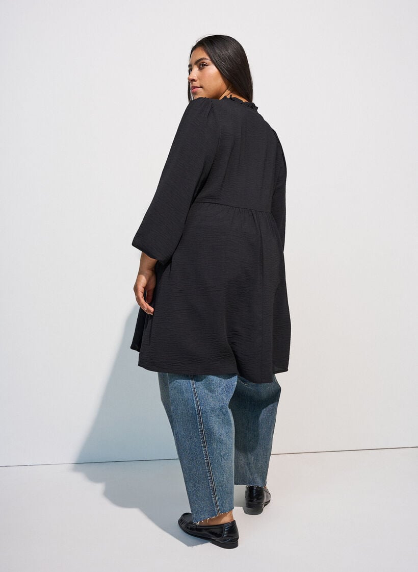Robe coupe &eacute;vas&eacute;e avec une taille empire, Noir, Model image number 2