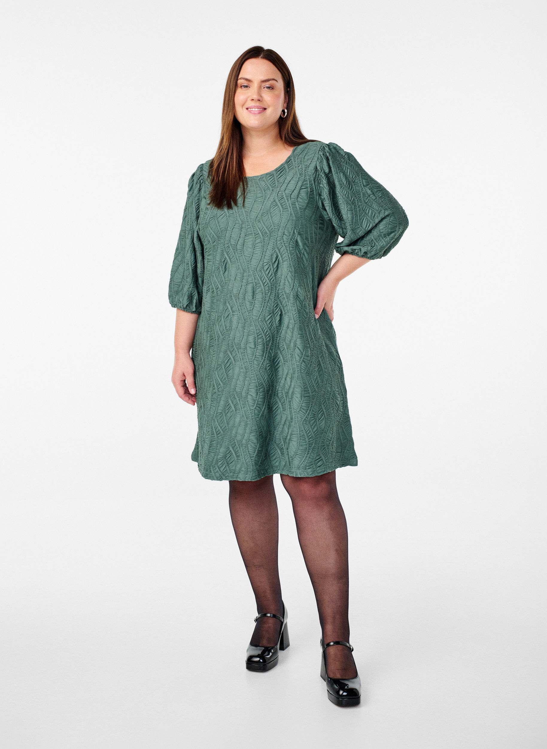 Zizzi Robe courte avec texture et manches 3/4, Vert, Model image number 1