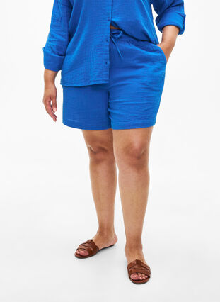 Short en mousseline de coton avec poches, Victoria blue, Model image number 2