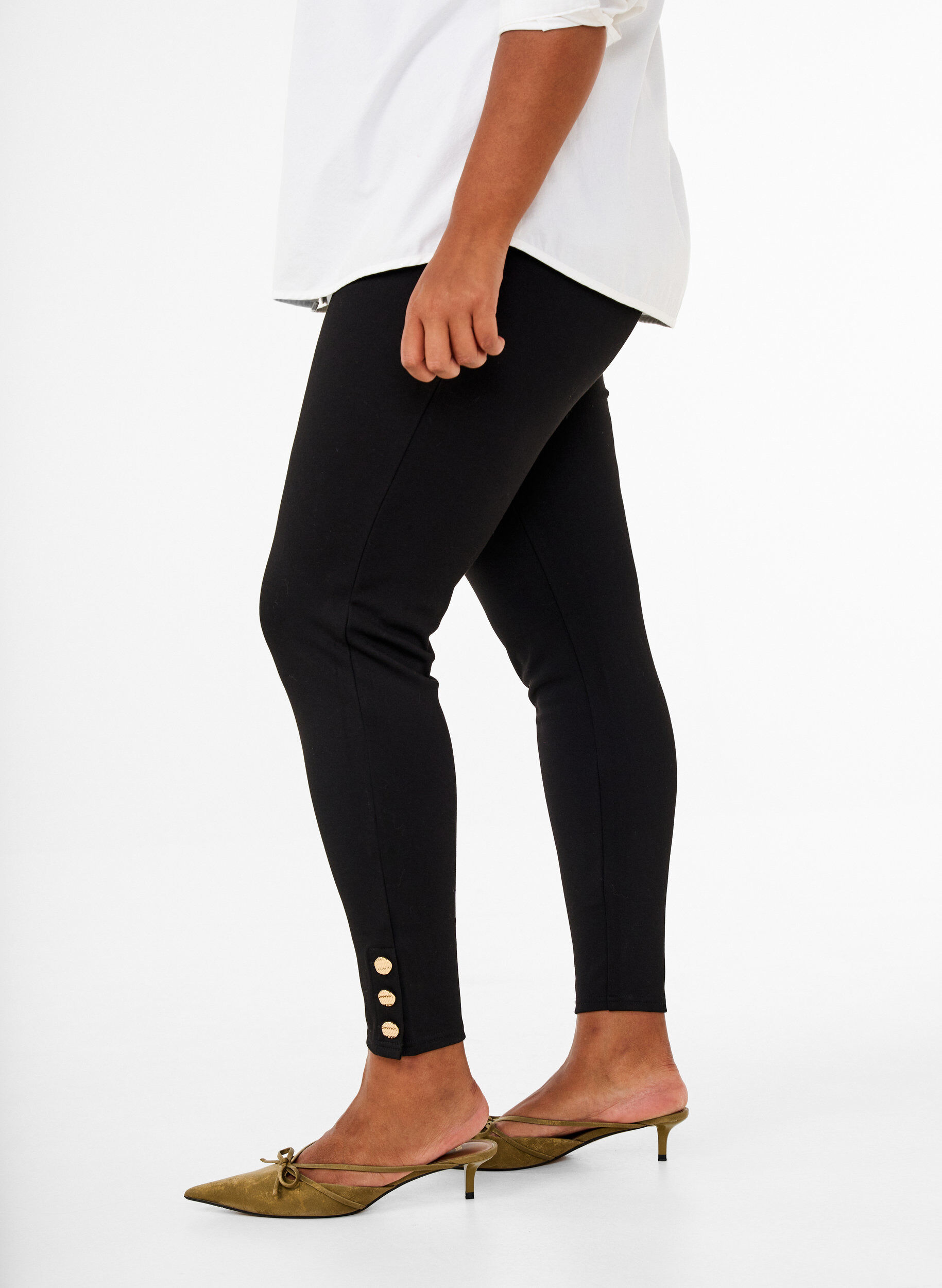 Zizzi Le leggings en viscose avec des d&eacute;tails de bouton, Noir, Model image number 2
