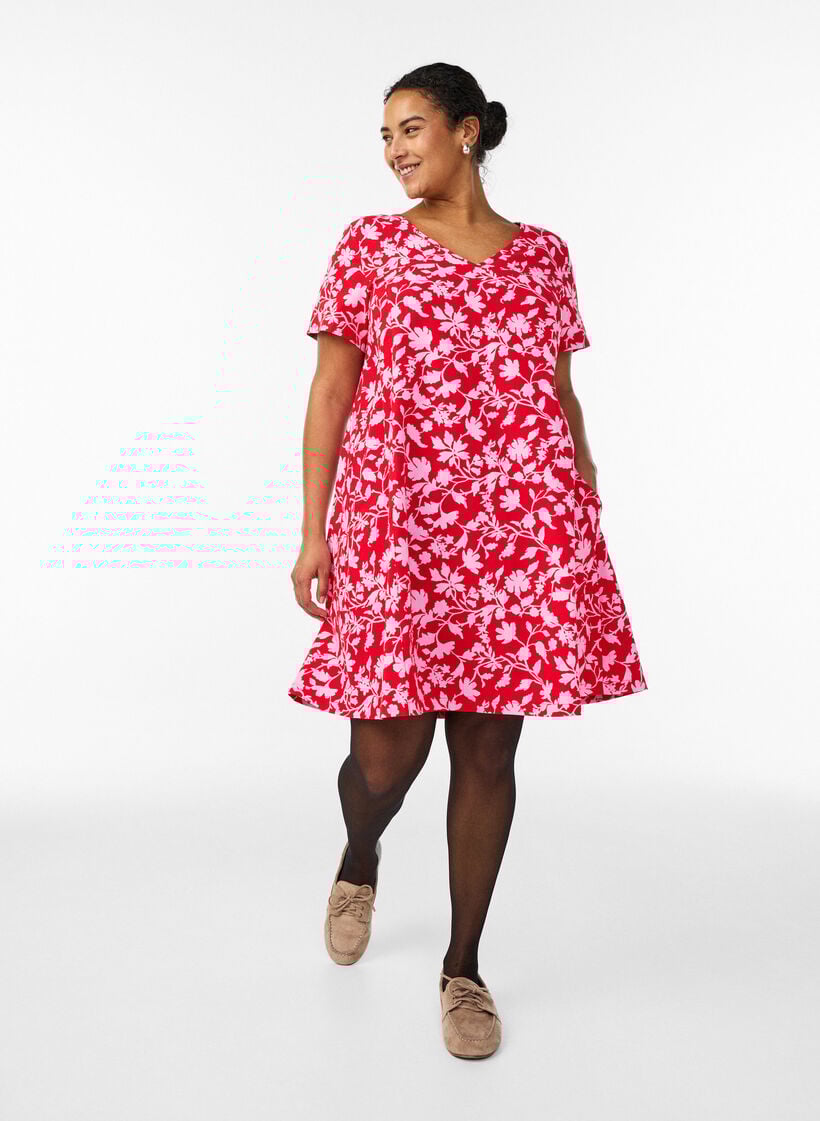 Robe courte &eacute;vas&eacute;e &agrave; imprim&eacute; floral, Rouge, Model image number 1