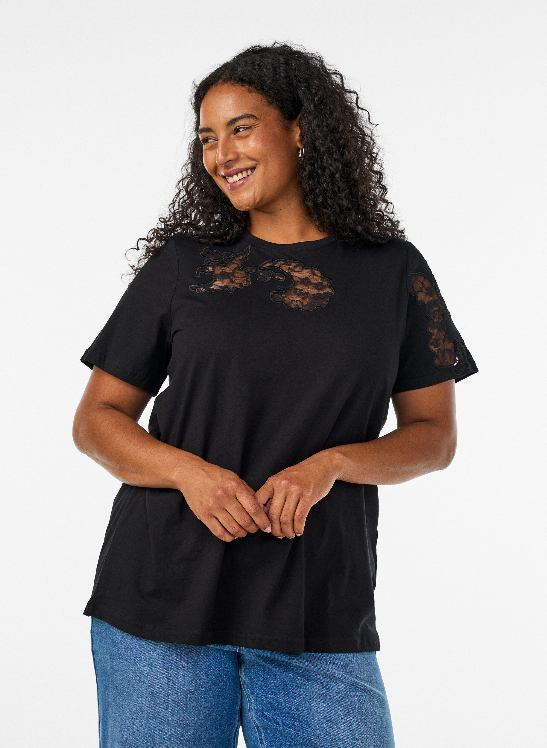 T-shirt en coton avec appliqu&eacute;s en dentelle, Noir, Model