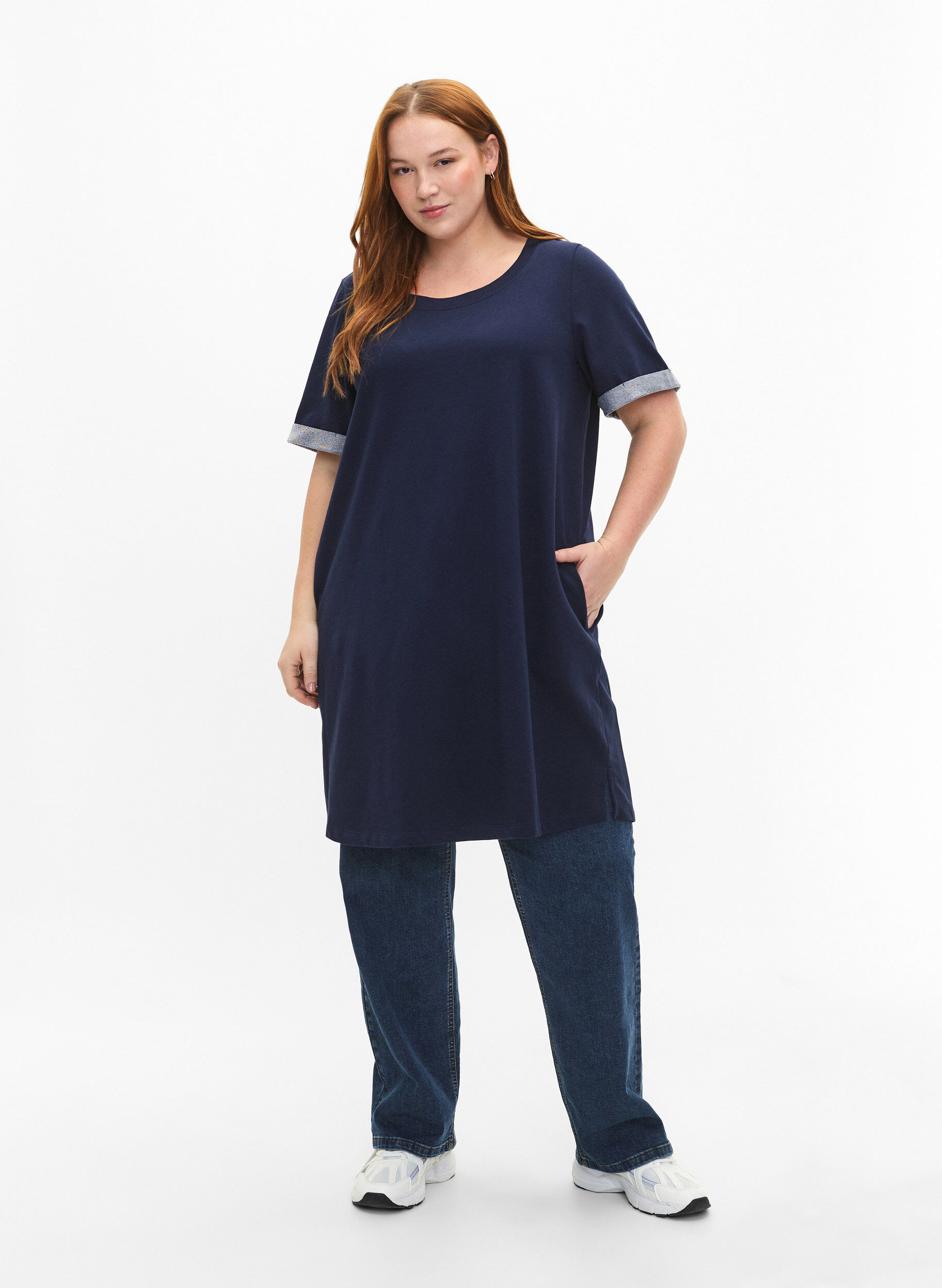 Zizzi Robe de surv&ecirc;tement &agrave; manches courtes avec poches, Black Iris, Model image number 2