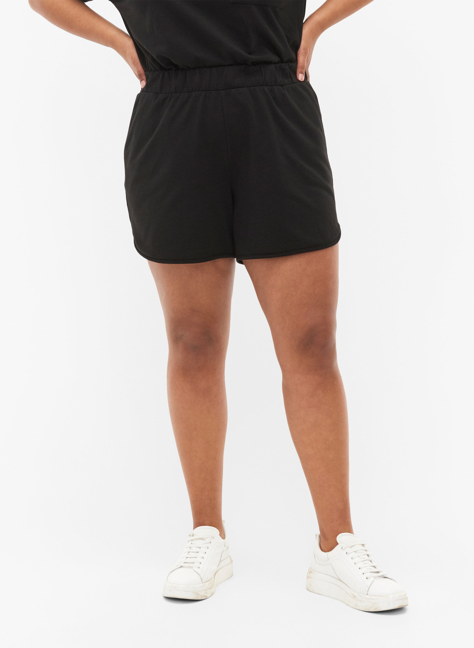 Zizzi Short de couleur unie avec poches, Black, Model image number 2