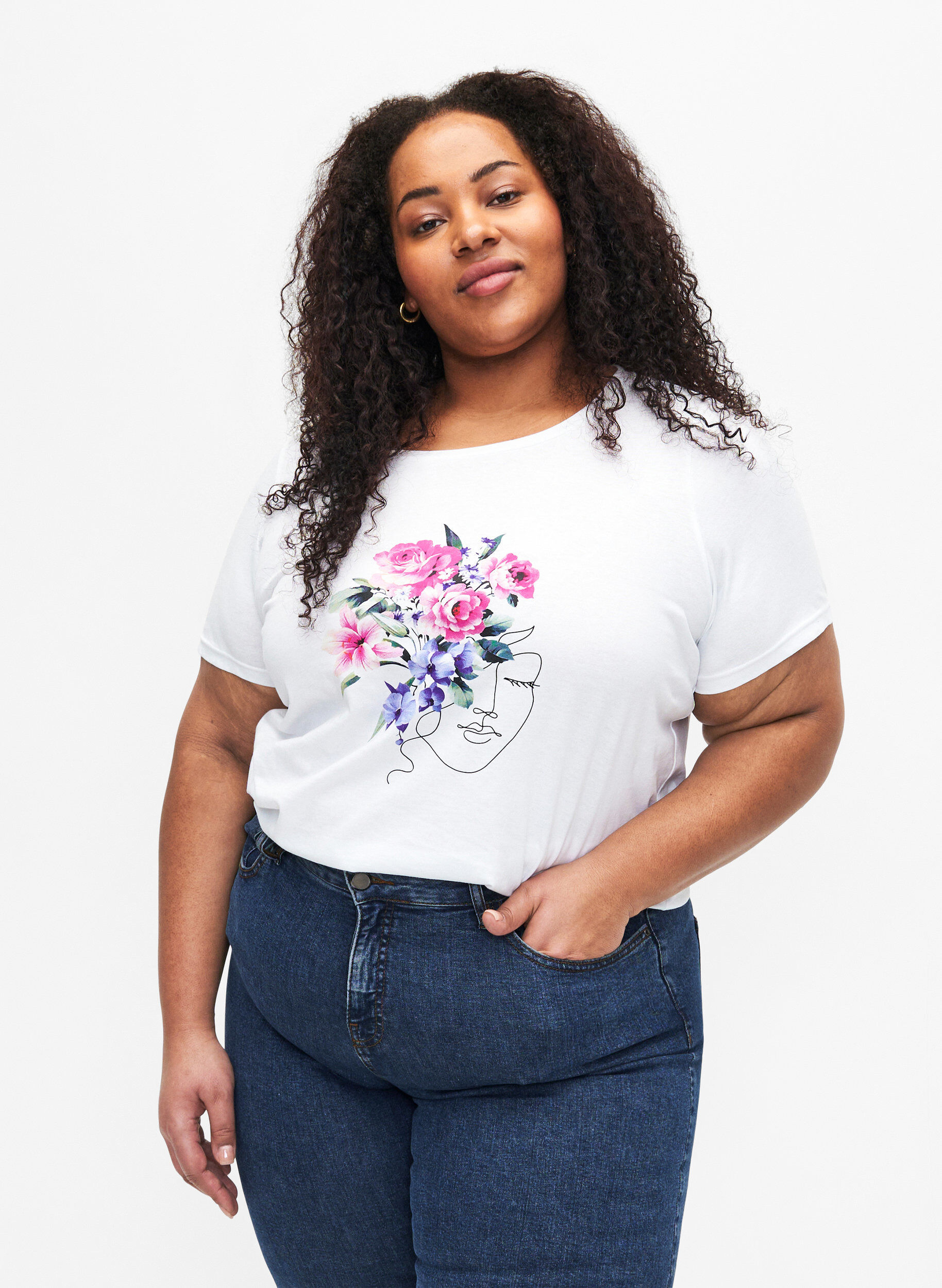 Zizzi T-shirt en coton avec motifs de fleurs et de portrait, B. White Face Flower, Model image number 0