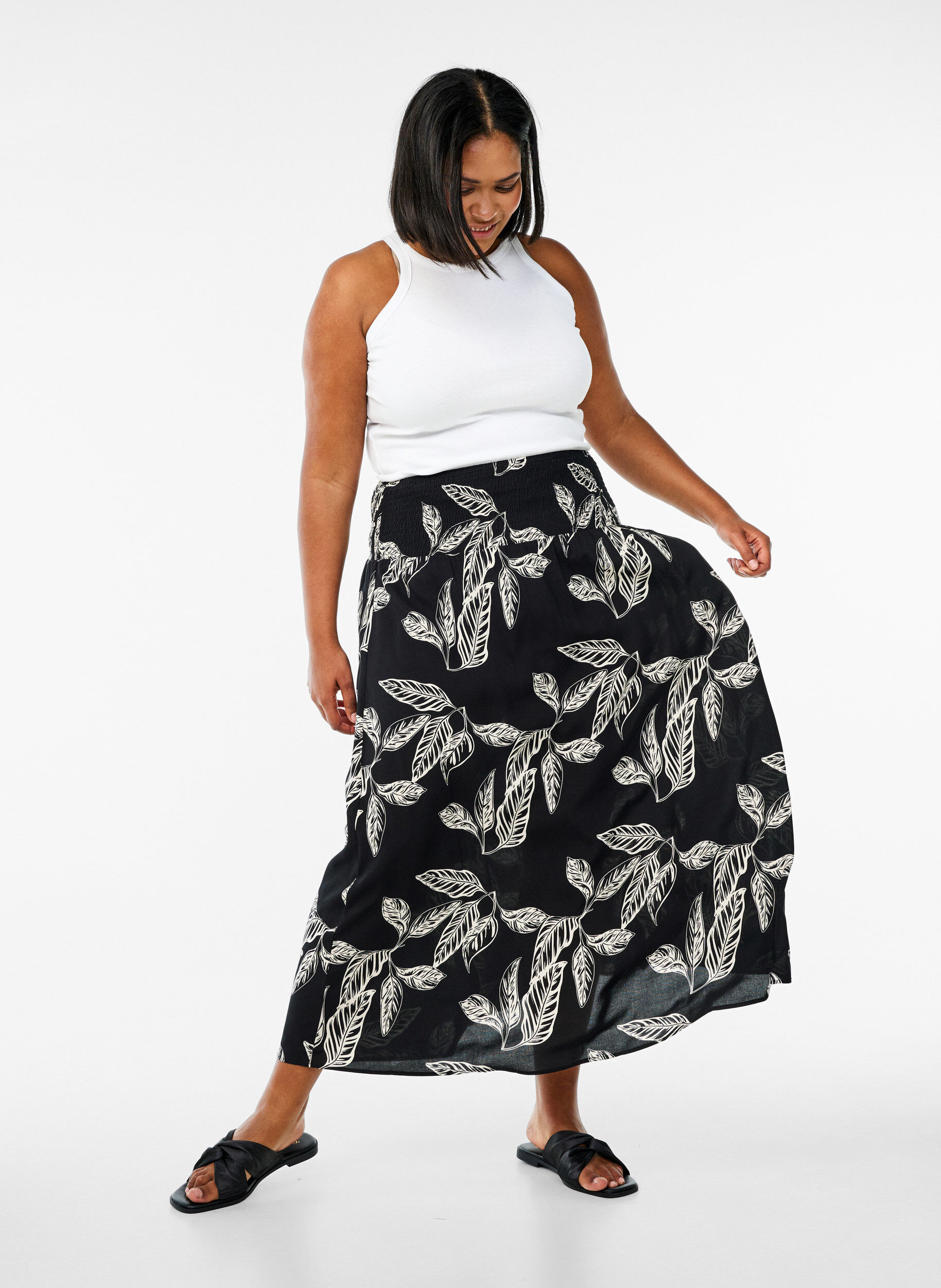 ZizziMaxi rok in viscose met smokwerk, Zwart, Model image number 2