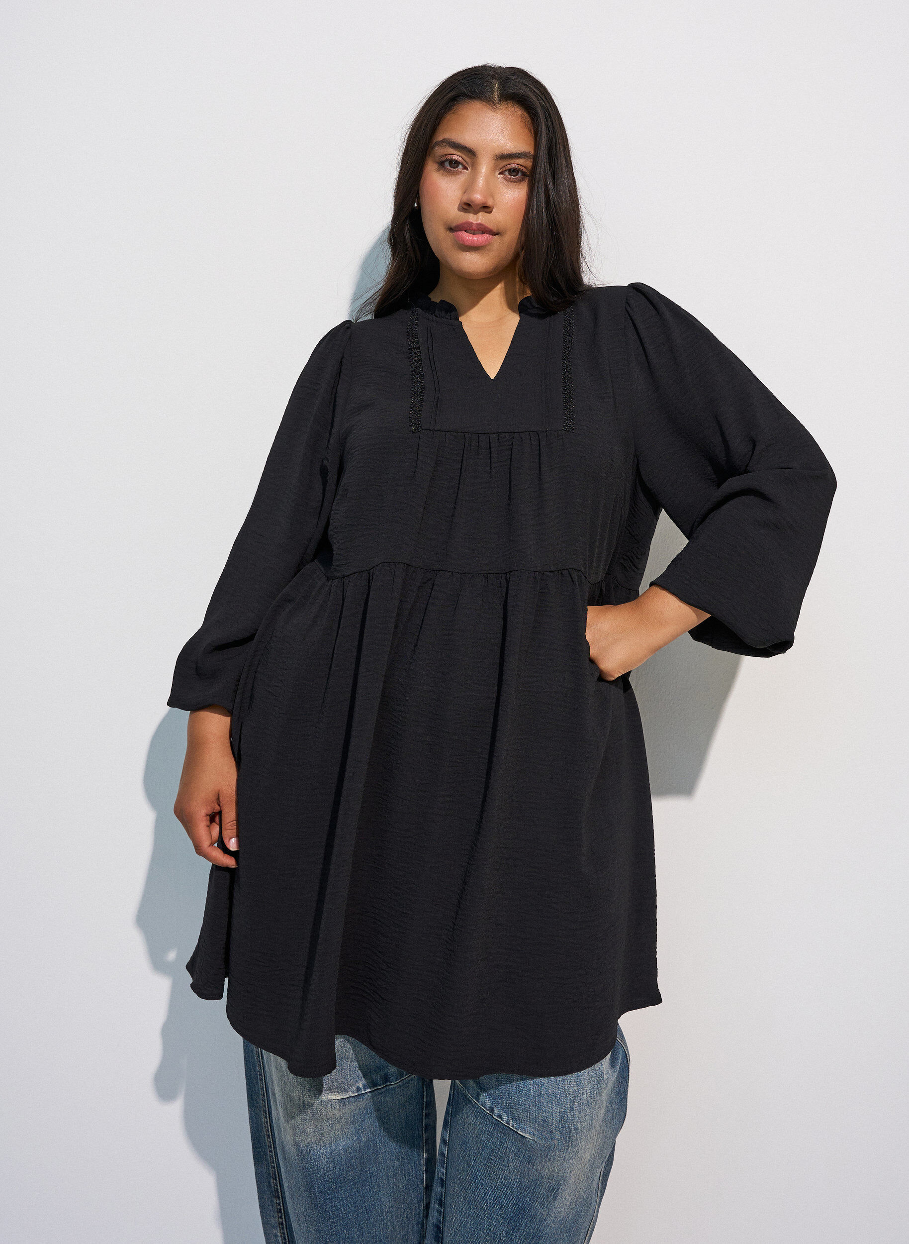 ZizziRobe coupe &eacute;vas&eacute;e avec une taille empire, Noir, Model image number 0