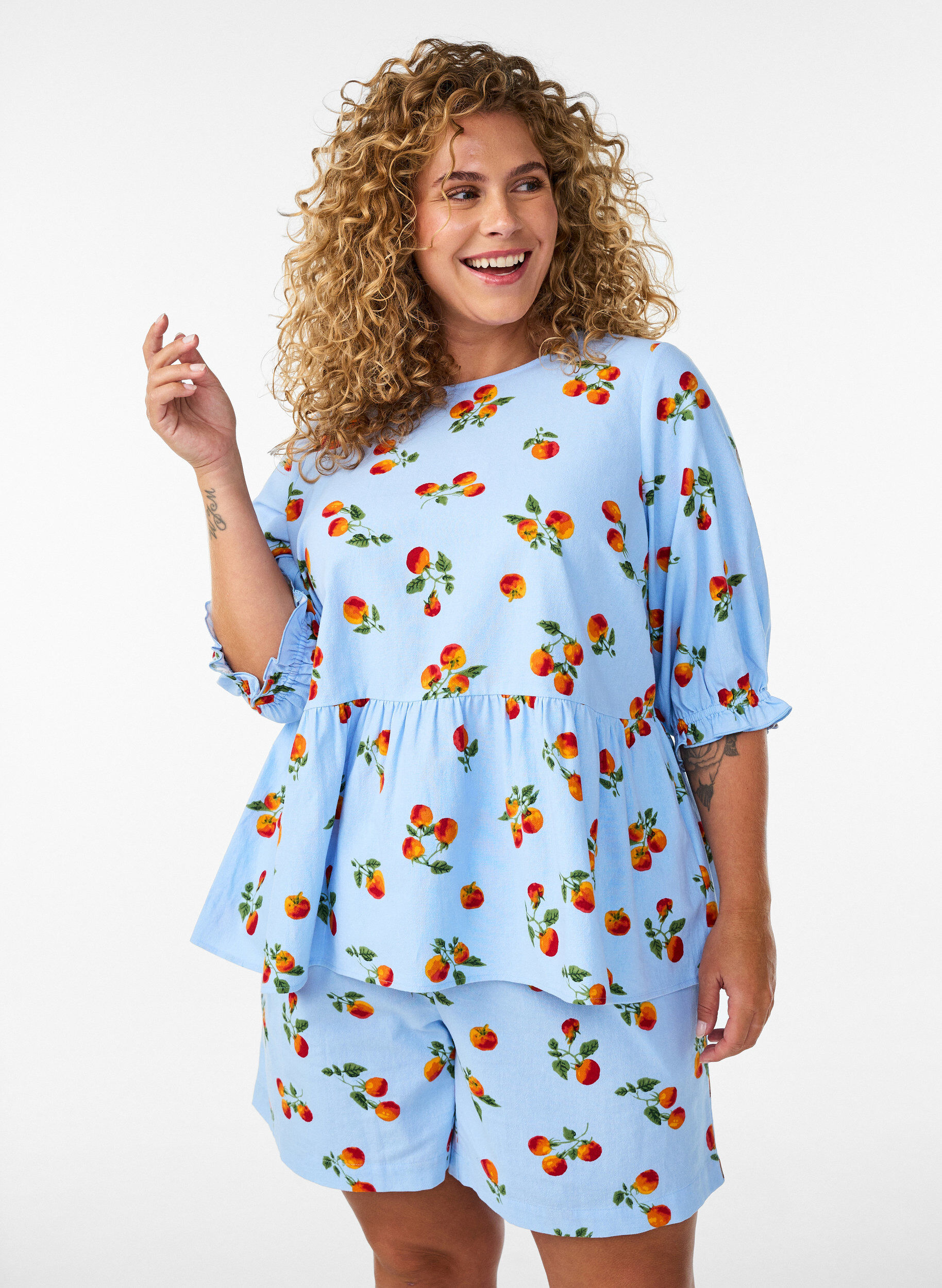 ZizziShort taille haute en coton &agrave; imprim&eacute; tomates, Bleu Clair, Model image number 3