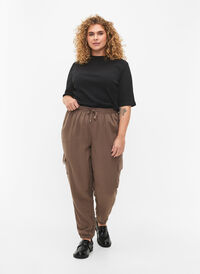 Pantalon ample en viscose avec grandes poches, Chocolate Chip, Model