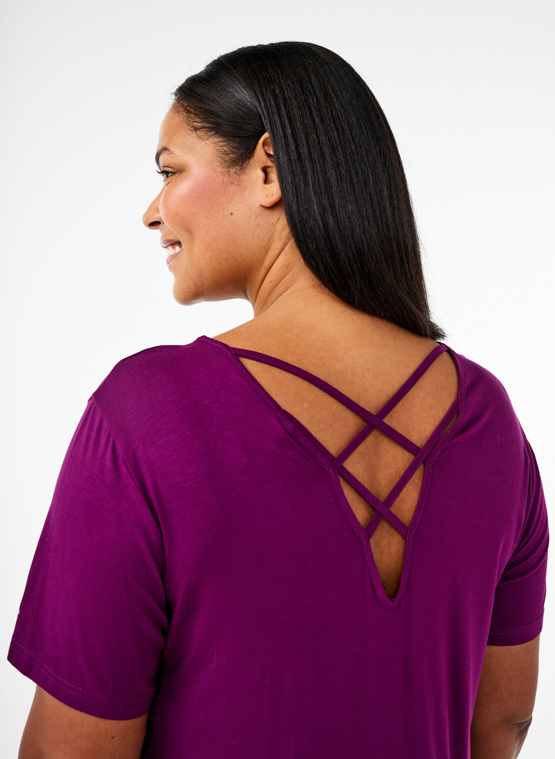 Zizzi Chemise de nuit en viscose &agrave; manches courtes avec d&eacute;tail au dos, Violet, Model image number 3