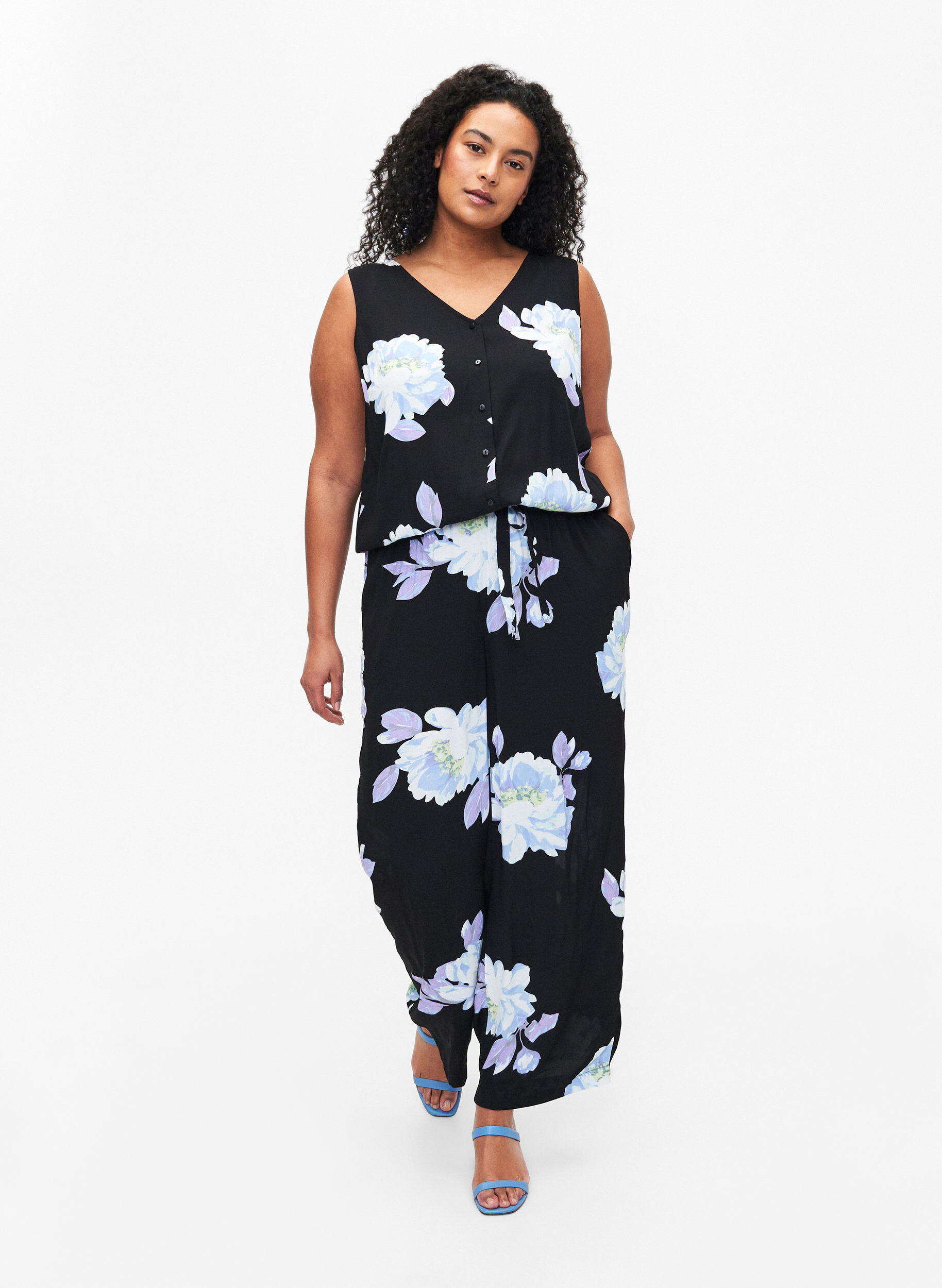 Zizzi Combinaison sans manches en viscose, Black Big Flower AOP, Model image number 0