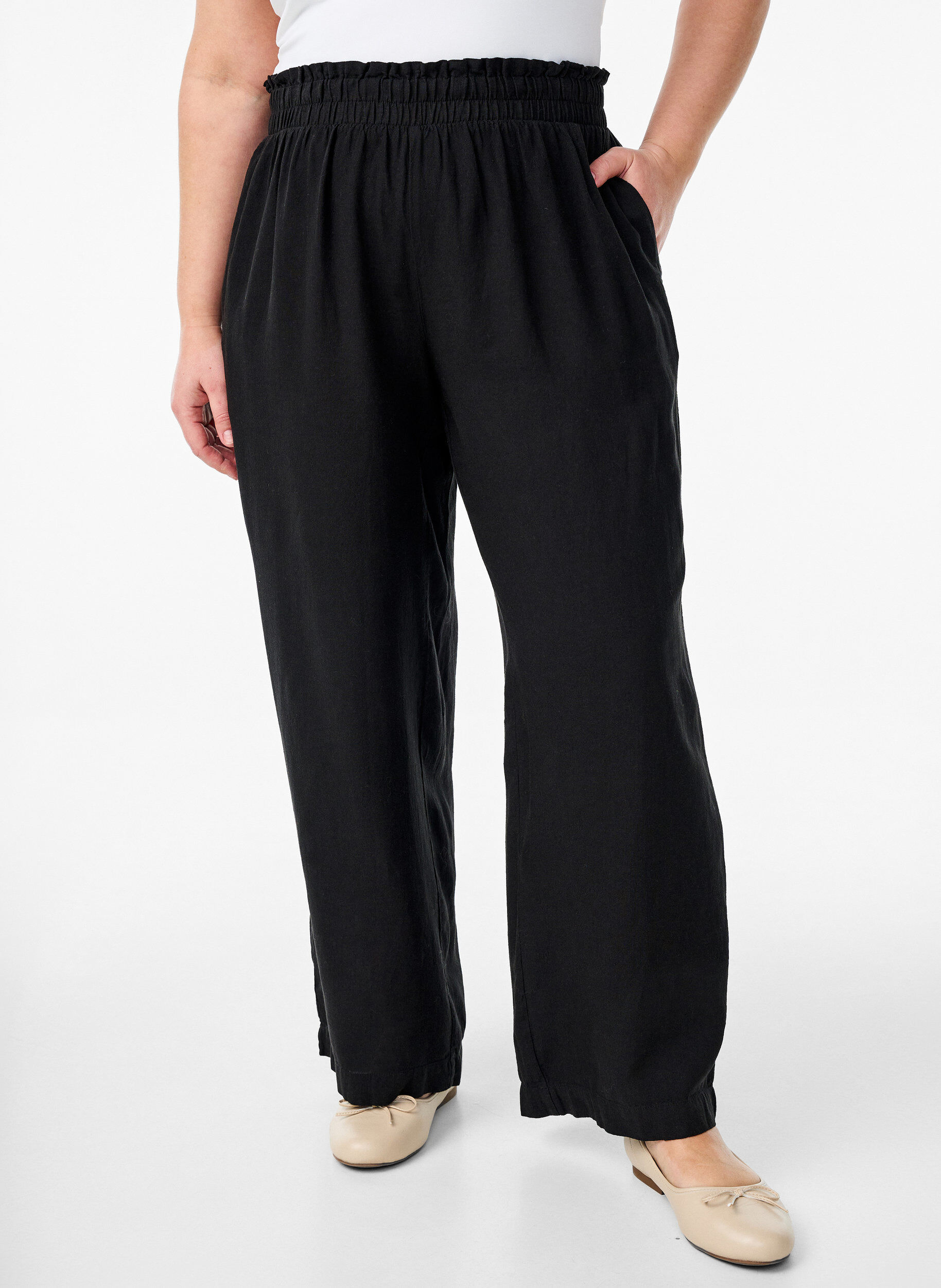 Zizzi Pantalon ample en lin et viscose, Noir, Model image number 2