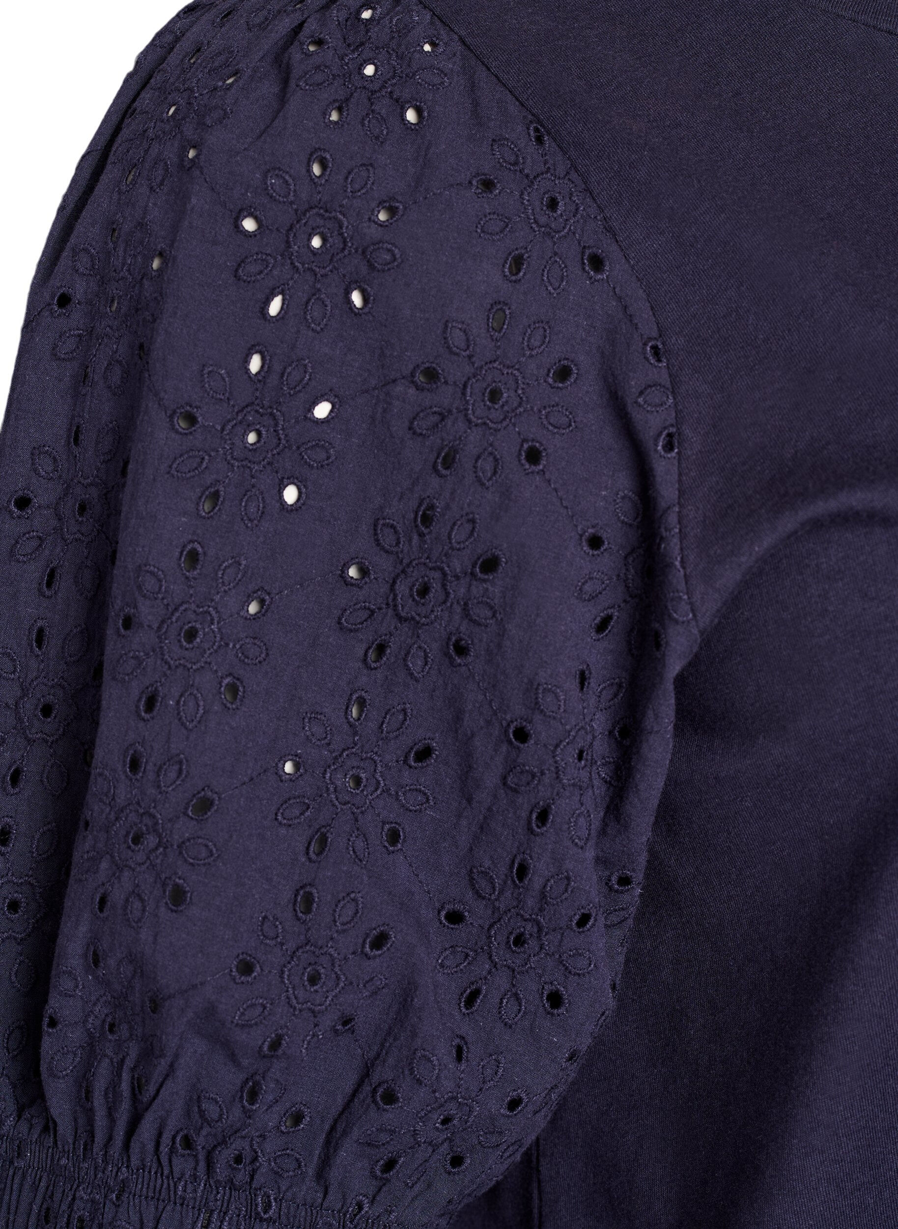 Zizzi T-shirt avec des manches en broderie anglaise, Bleu, Packshot image number 3