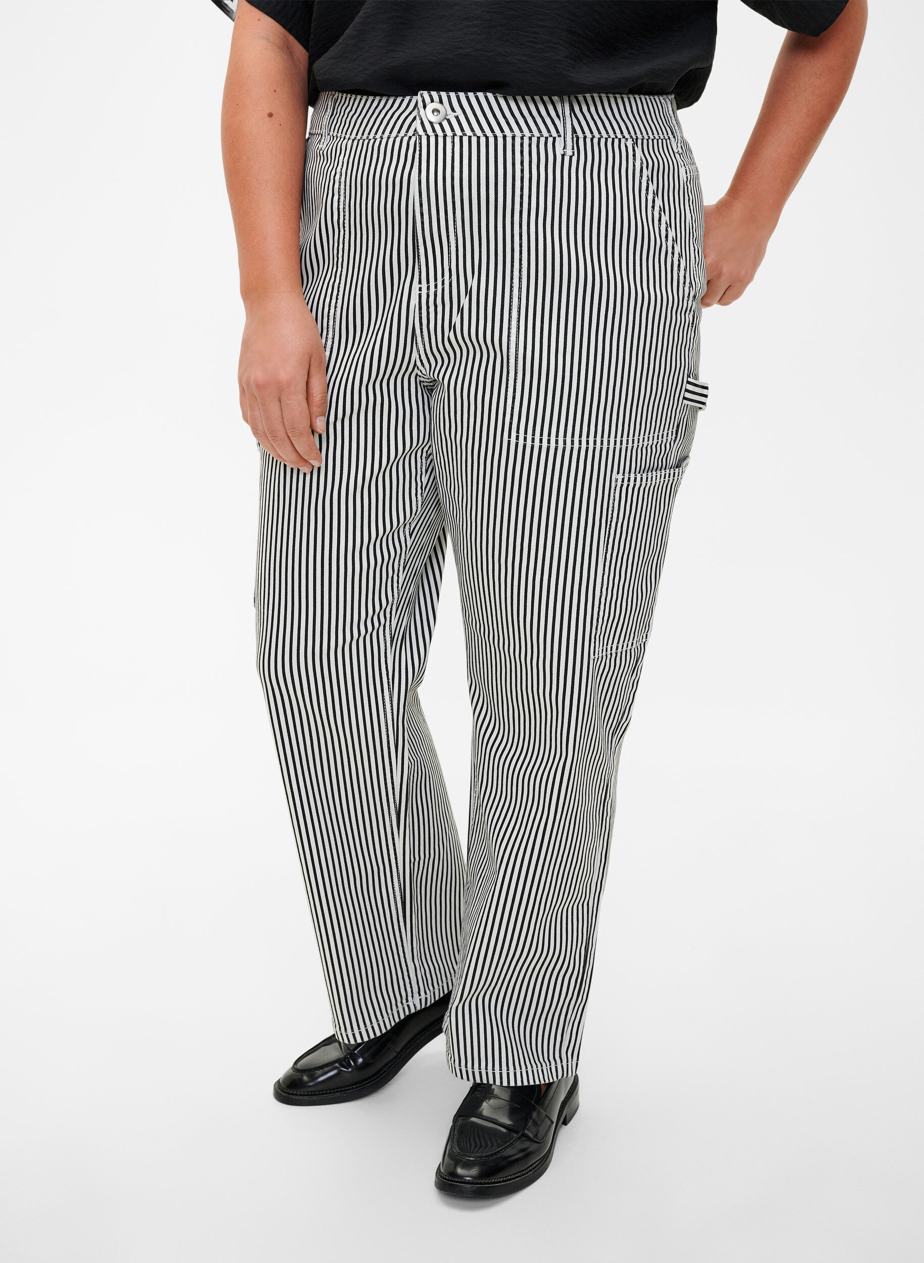 ZizziGestreepte cargo jeans met rechte pasvorm, Black White Stripe, Model image number 2