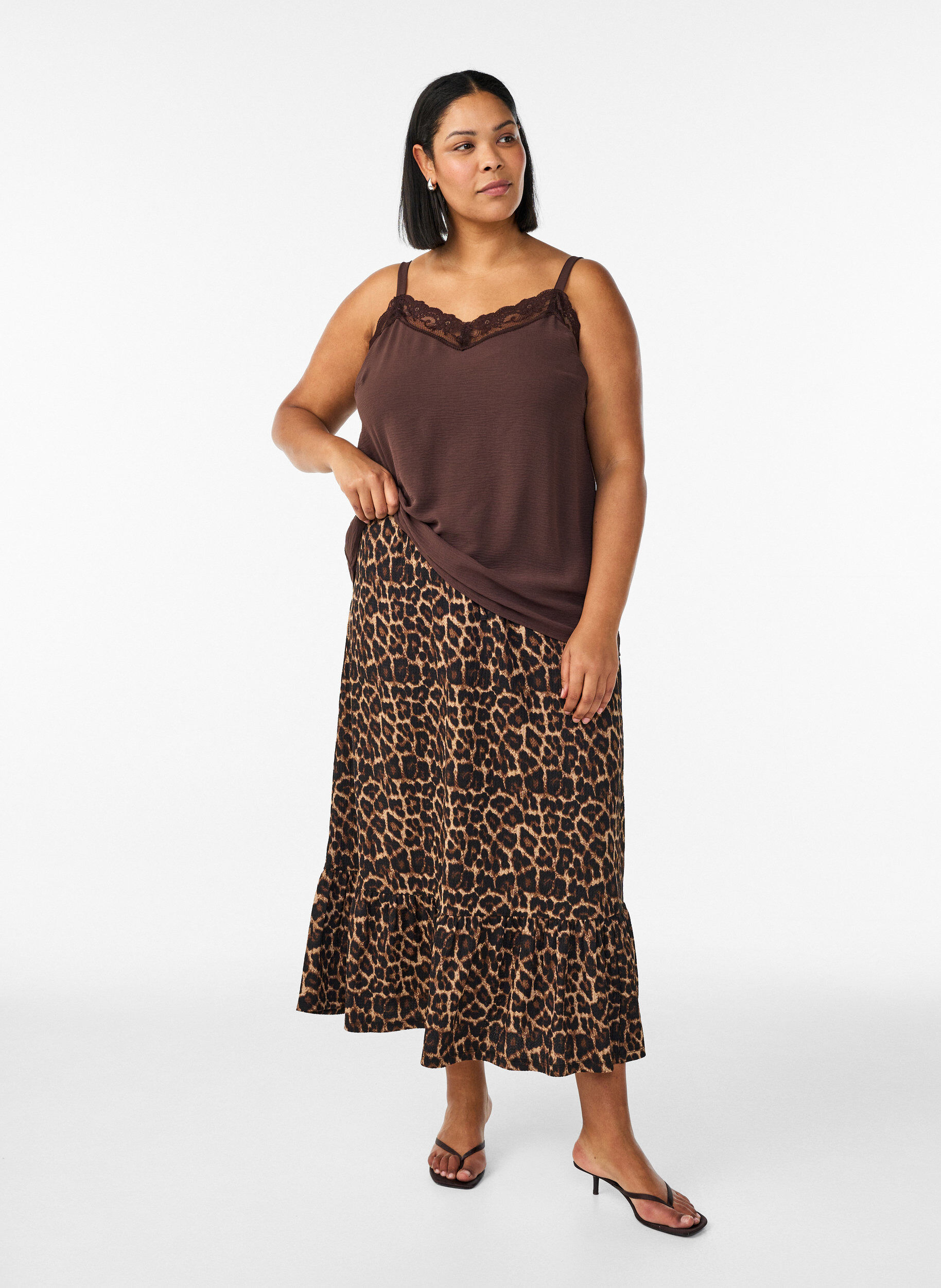 Zizzi Jupe longue avec ceinture &agrave; nouer et ourlet &agrave; volants, Noir, Model image number 0