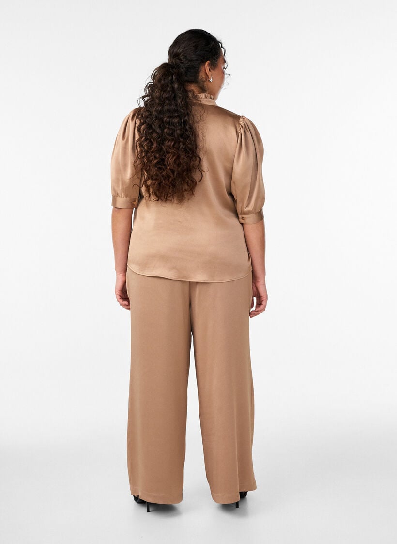 Pantalon aspect satin &agrave; jambes larges et droites, Marron, Model image number 1