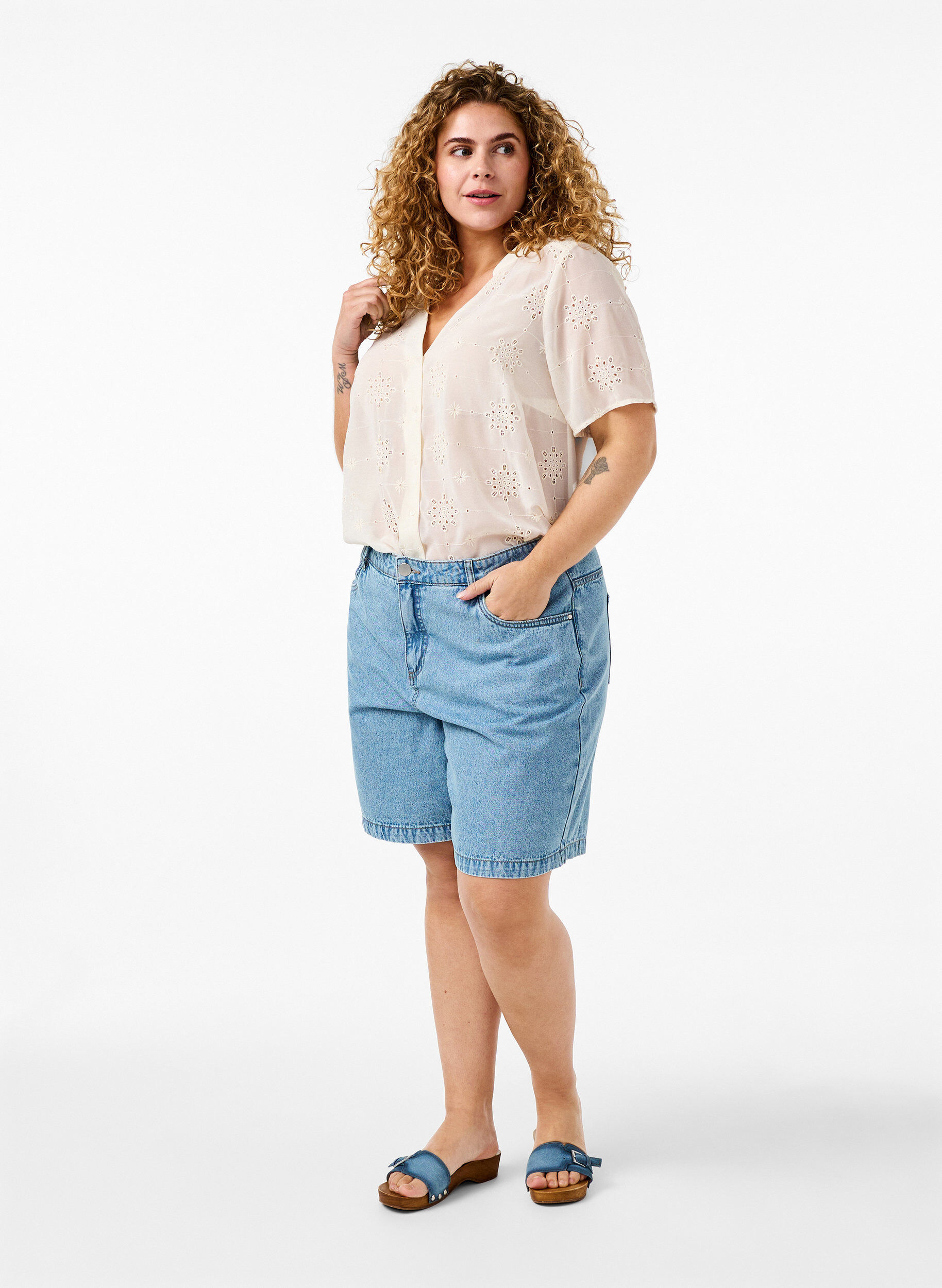 Zizzi Chemisier &agrave; manches courtes avec broderie anglaise, Antique White, Model image number 2