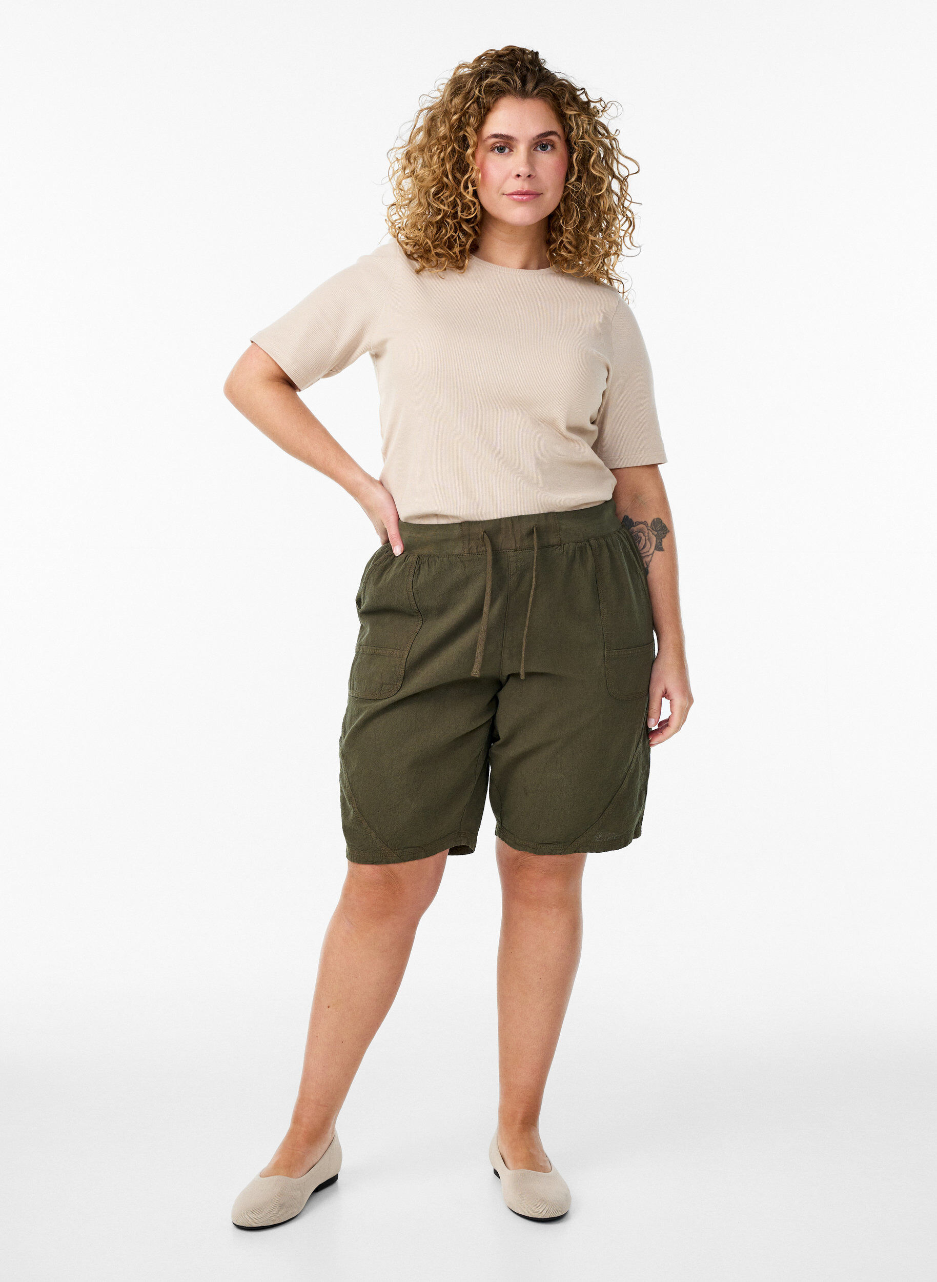 ZizziShort en coton ample avec poches, Vert fonc&eacute;, Model image number 1