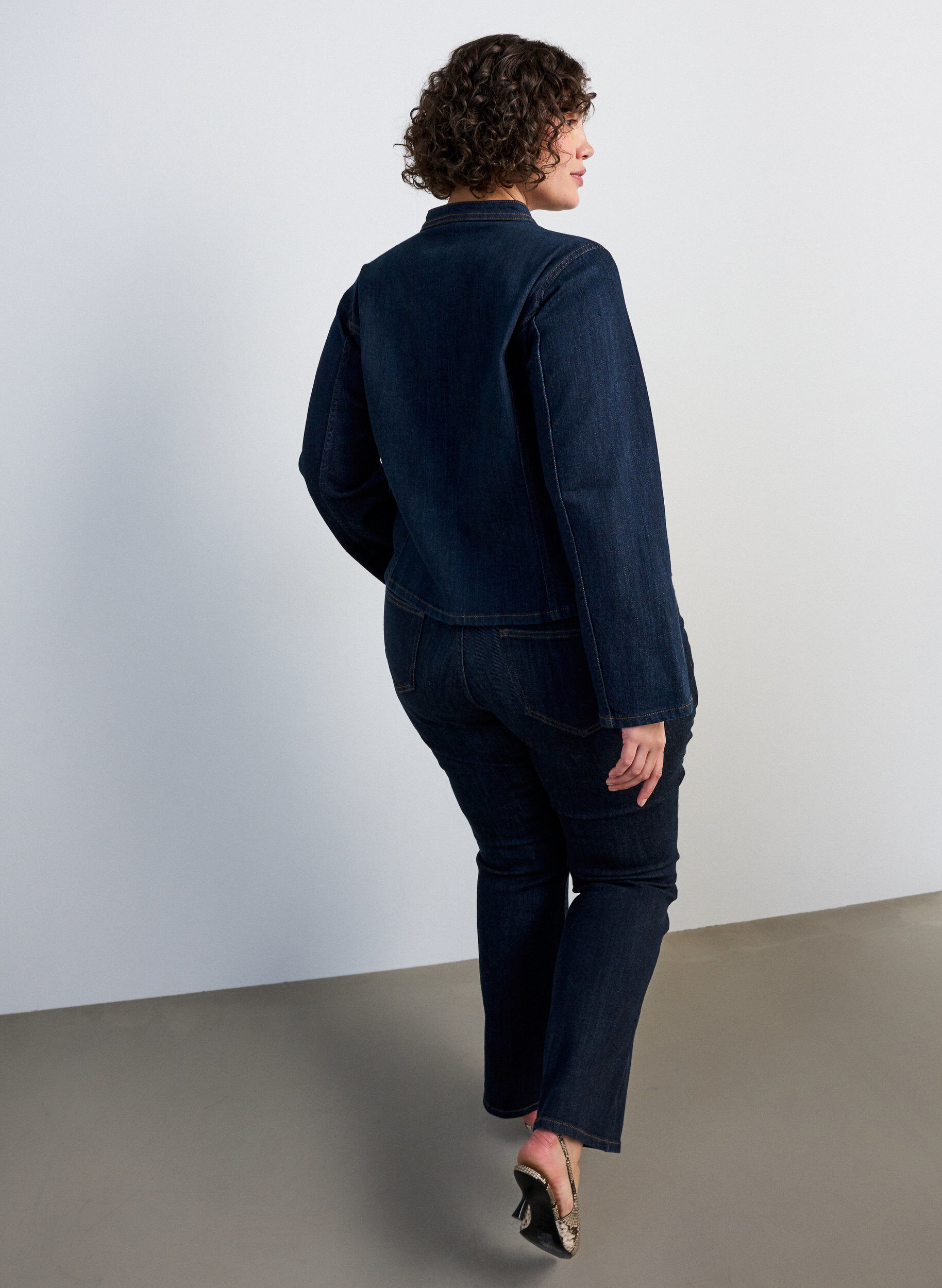 ZizziVeste en denim ajust&eacute;e avec fermeture zipp&eacute;e, Bleu, Model image number 2