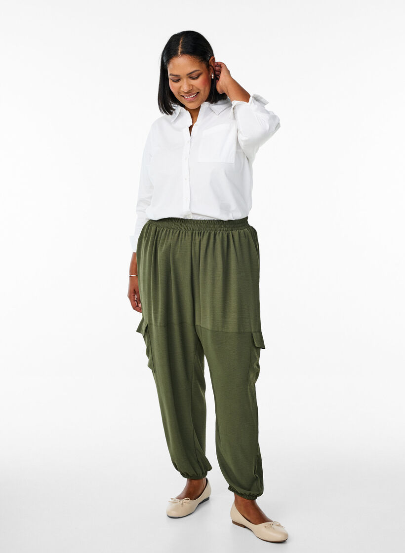 Pantalon harem avec poches cargo et taille élastiquée, Vert, Model image number 0