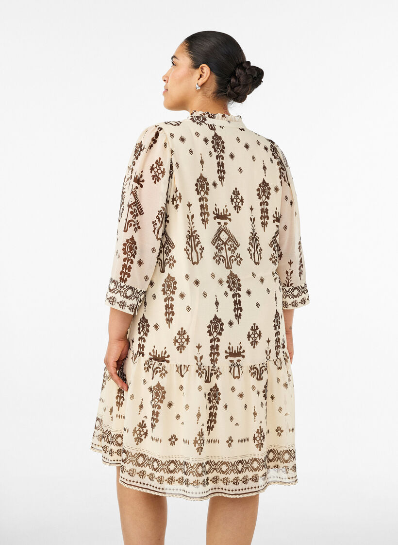 Robe avec imprim&eacute; ornemental et col &agrave; volants, Beige, Model image number 2