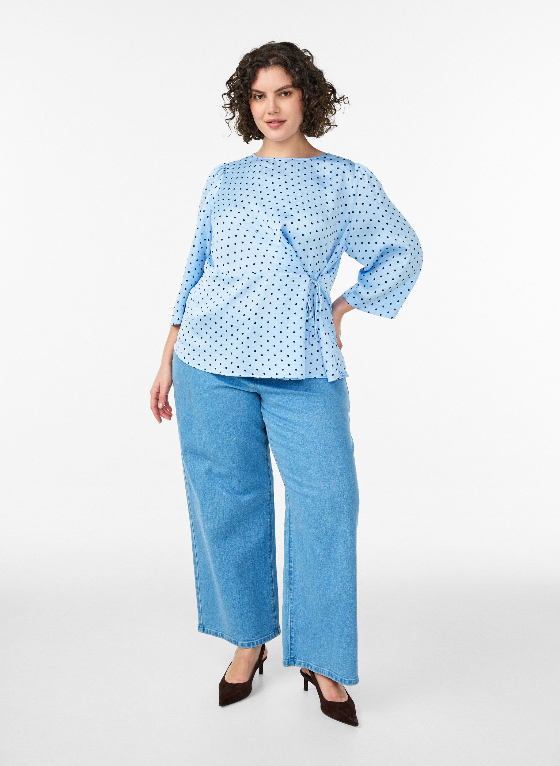 Zizzi Blouse &agrave; pois avec lien &agrave; nouer et manches 3/4, Bleu Clair, Model image number 1