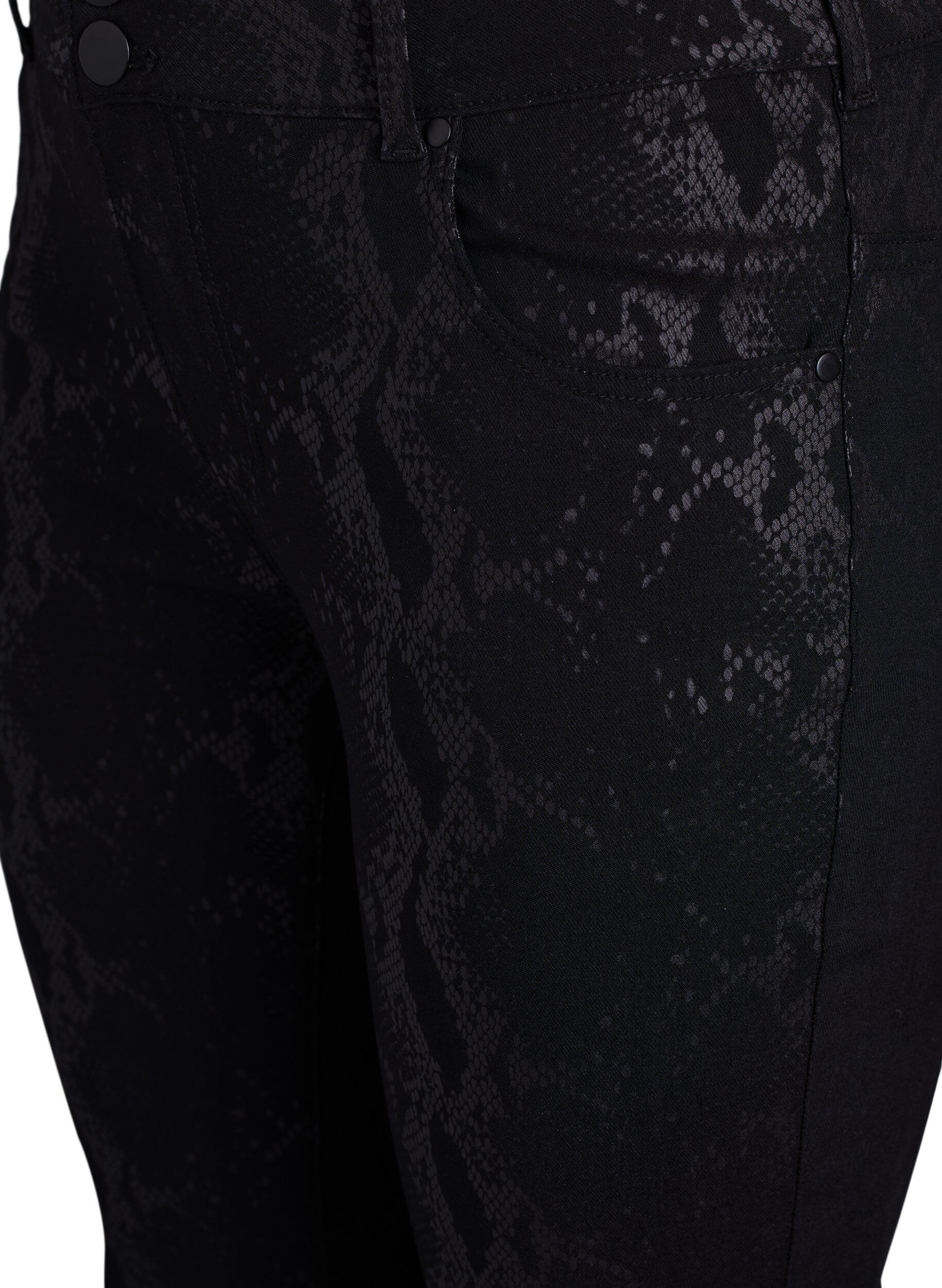 Zizzi Pantalon slim &agrave; imprim&eacute; serpent, Noir, Packshot image number 2